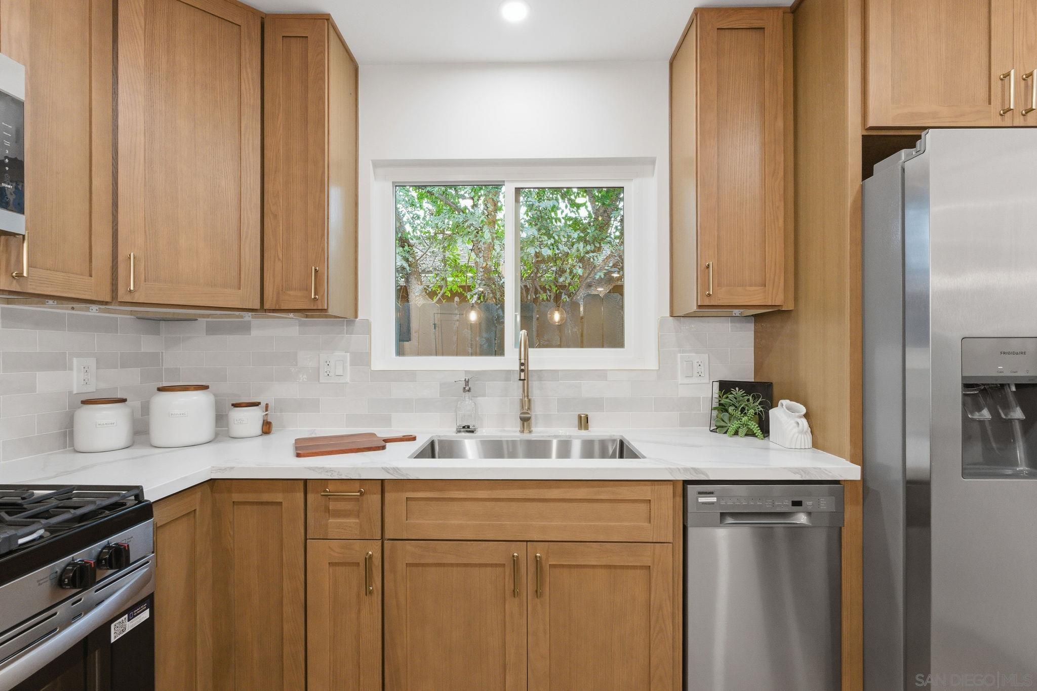 Detail Gallery Image 10 of 33 For 1519  Arthur Neal Ct, Lemon Grove,  CA 91945 - 3 Beds | 2 Baths