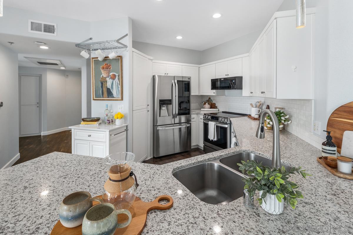 Detail Gallery Image 6 of 42 For 1501  Front St  #523,  San Diego,  CA 92101 - 3 Beds | 2 Baths