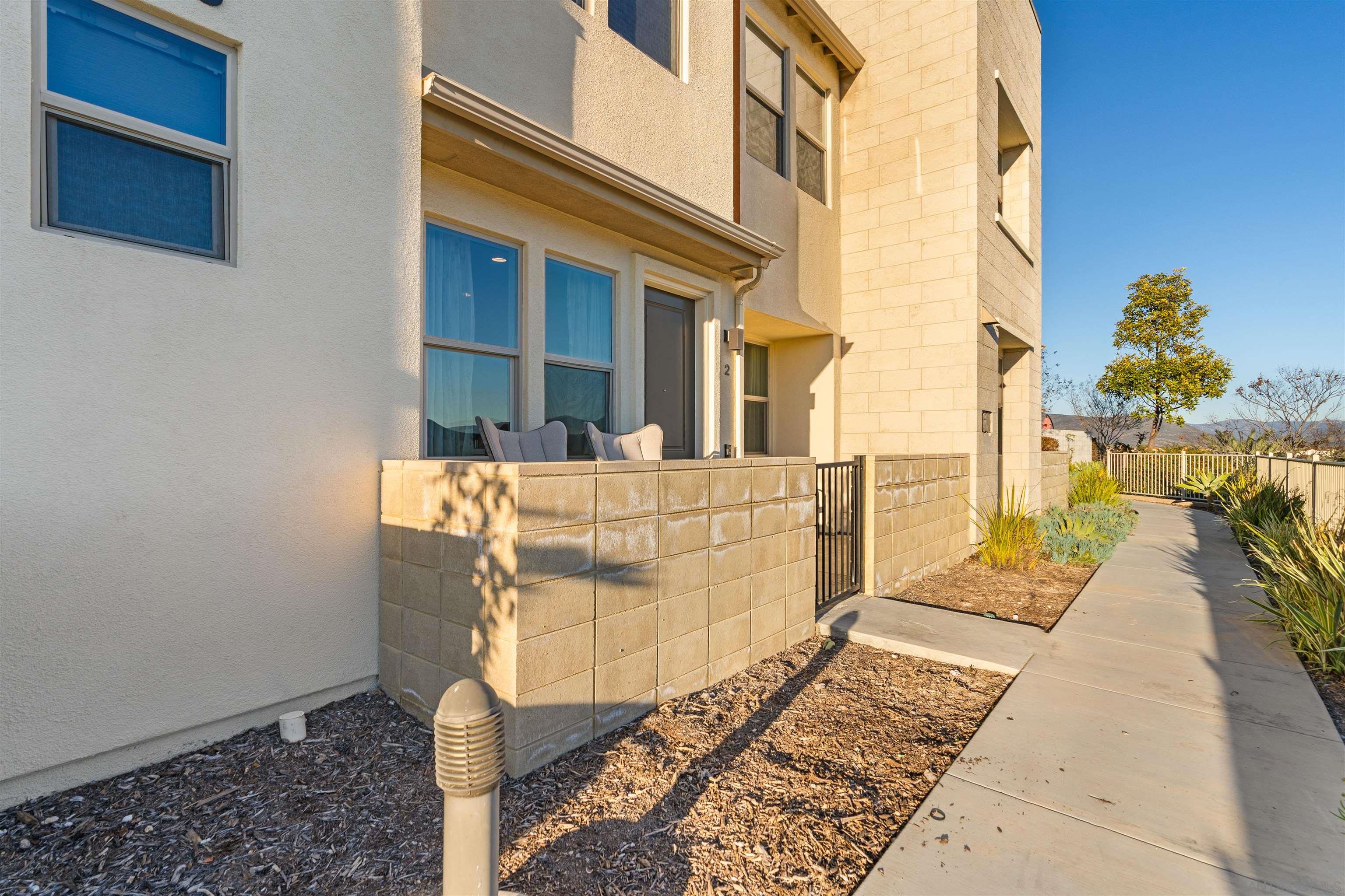 Detail Gallery Image 2 of 25 For 2076  Tango Loop  #UNIT 2,  Chula Vista,  CA 91915 - 3 Beds | 2/1 Baths
