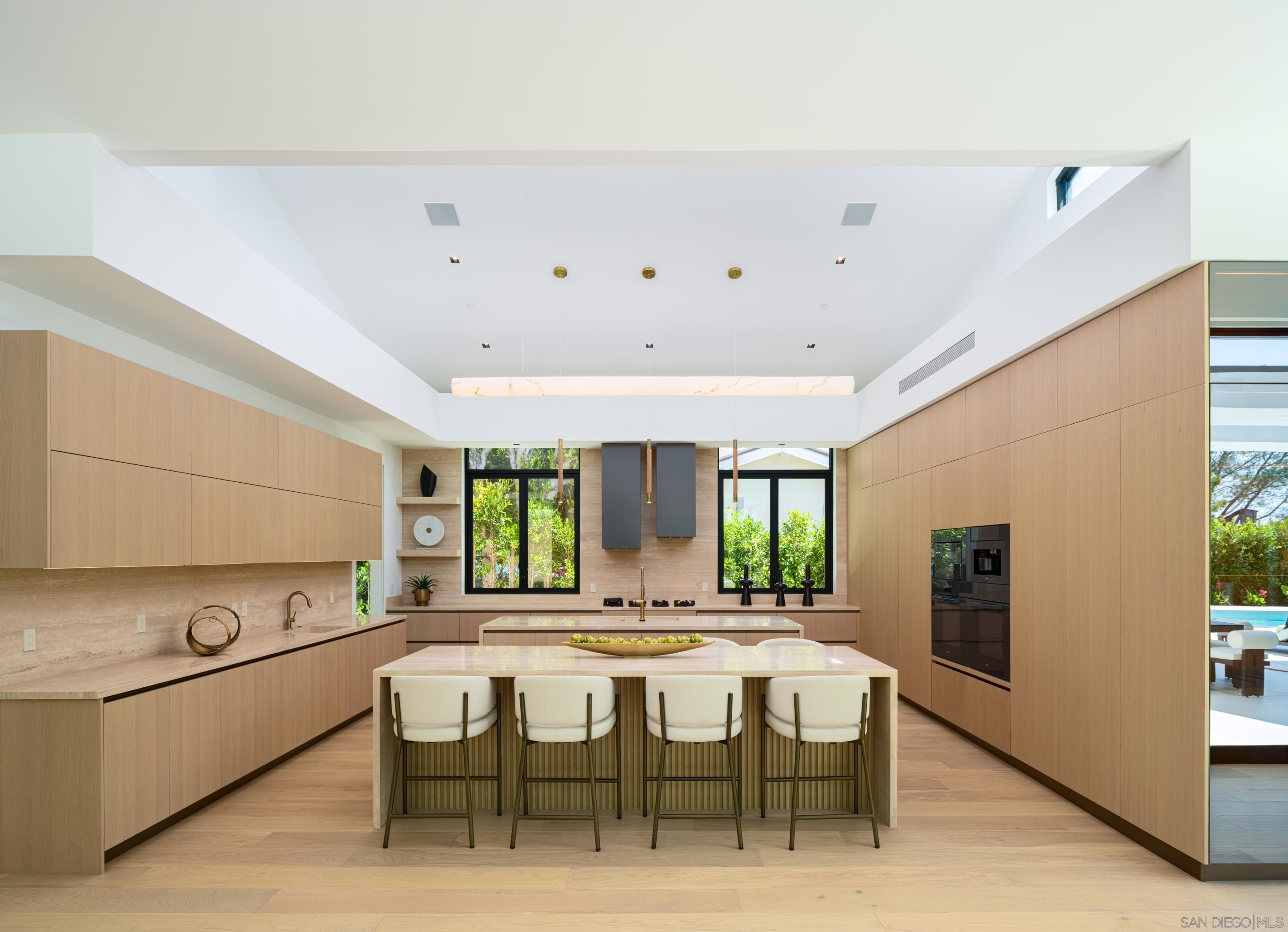 Detail Gallery Image 13 of 53 For 6283  La Jolla Scenic Drive S, La Jolla,  CA 92037 - 8 Beds | 7/2 Baths