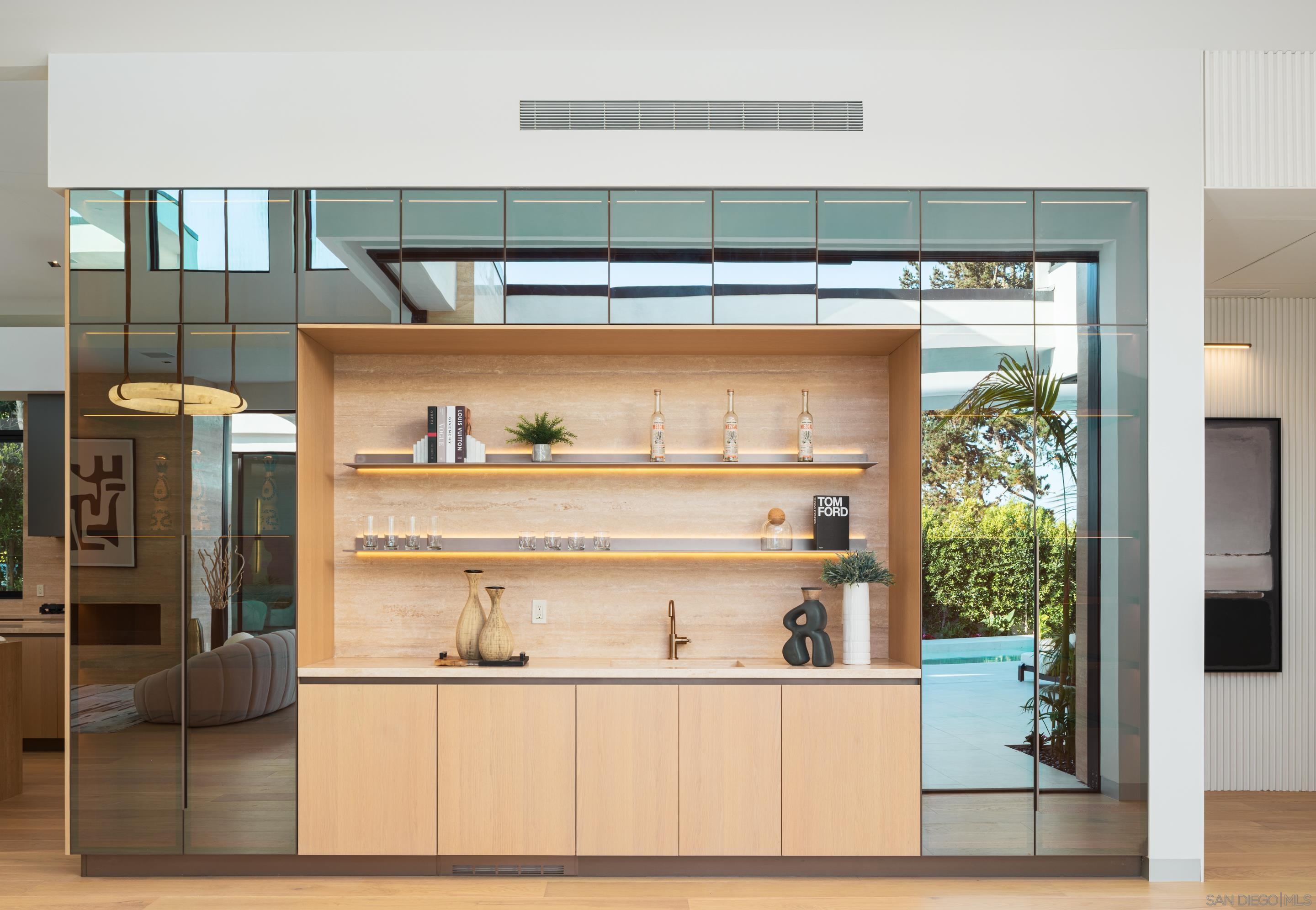 Detail Gallery Image 14 of 53 For 6283  La Jolla Scenic Drive S, La Jolla,  CA 92037 - 8 Beds | 7/2 Baths