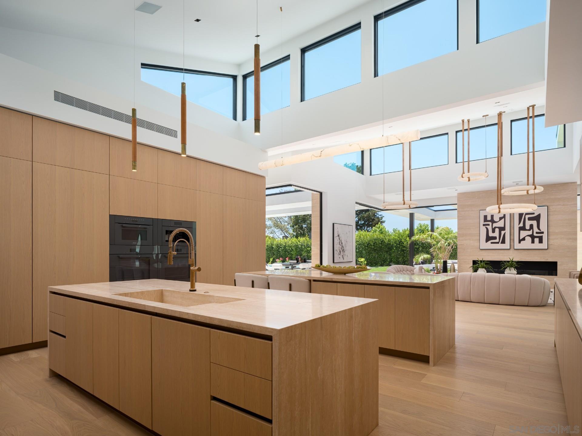 Detail Gallery Image 10 of 53 For 6283  La Jolla Scenic Drive S, La Jolla,  CA 92037 - 8 Beds | 7/2 Baths