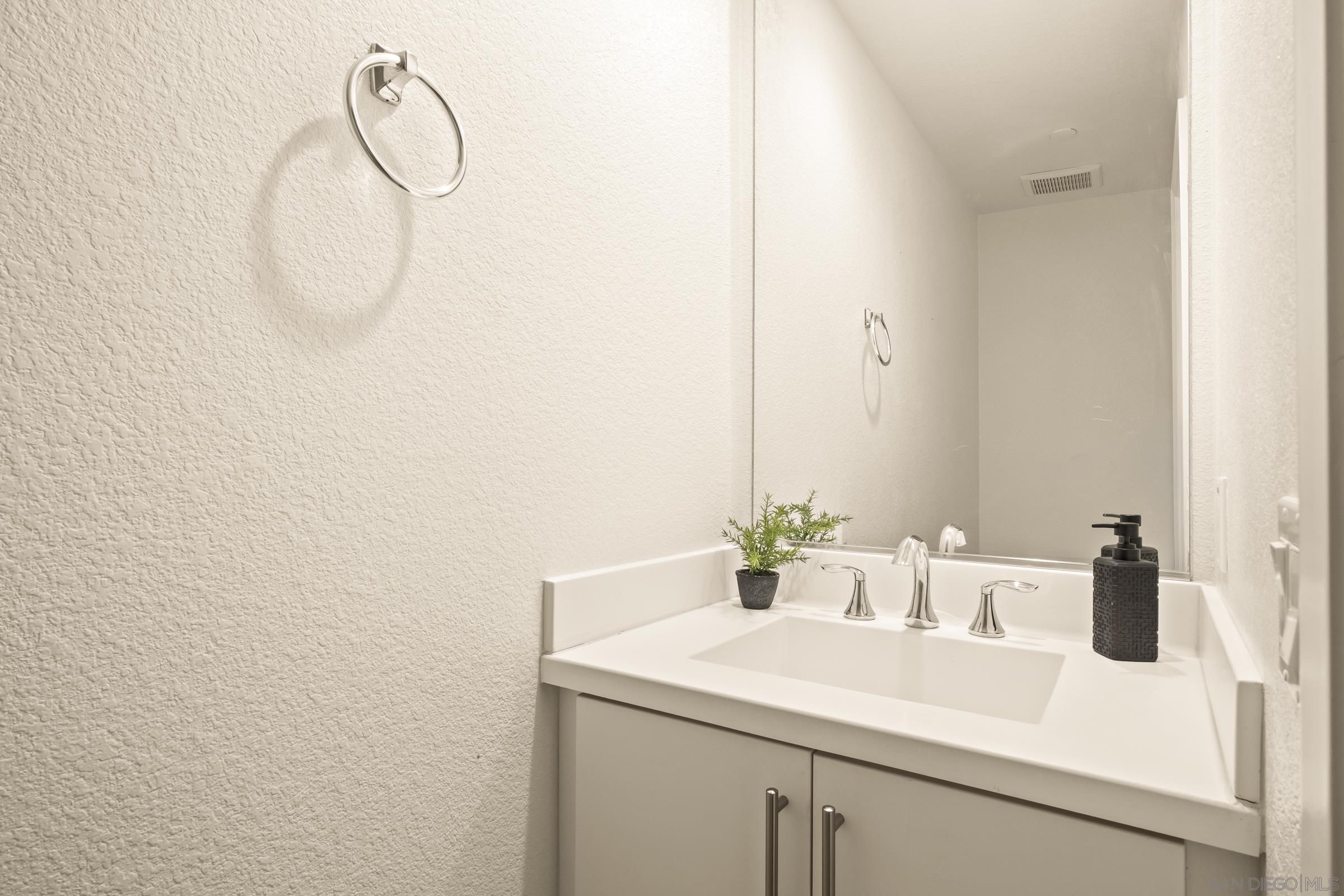 Detail Gallery Image 11 of 52 For 1118  via Lucero, Oceanside,  CA 92056 - 4 Beds | 3/1 Baths