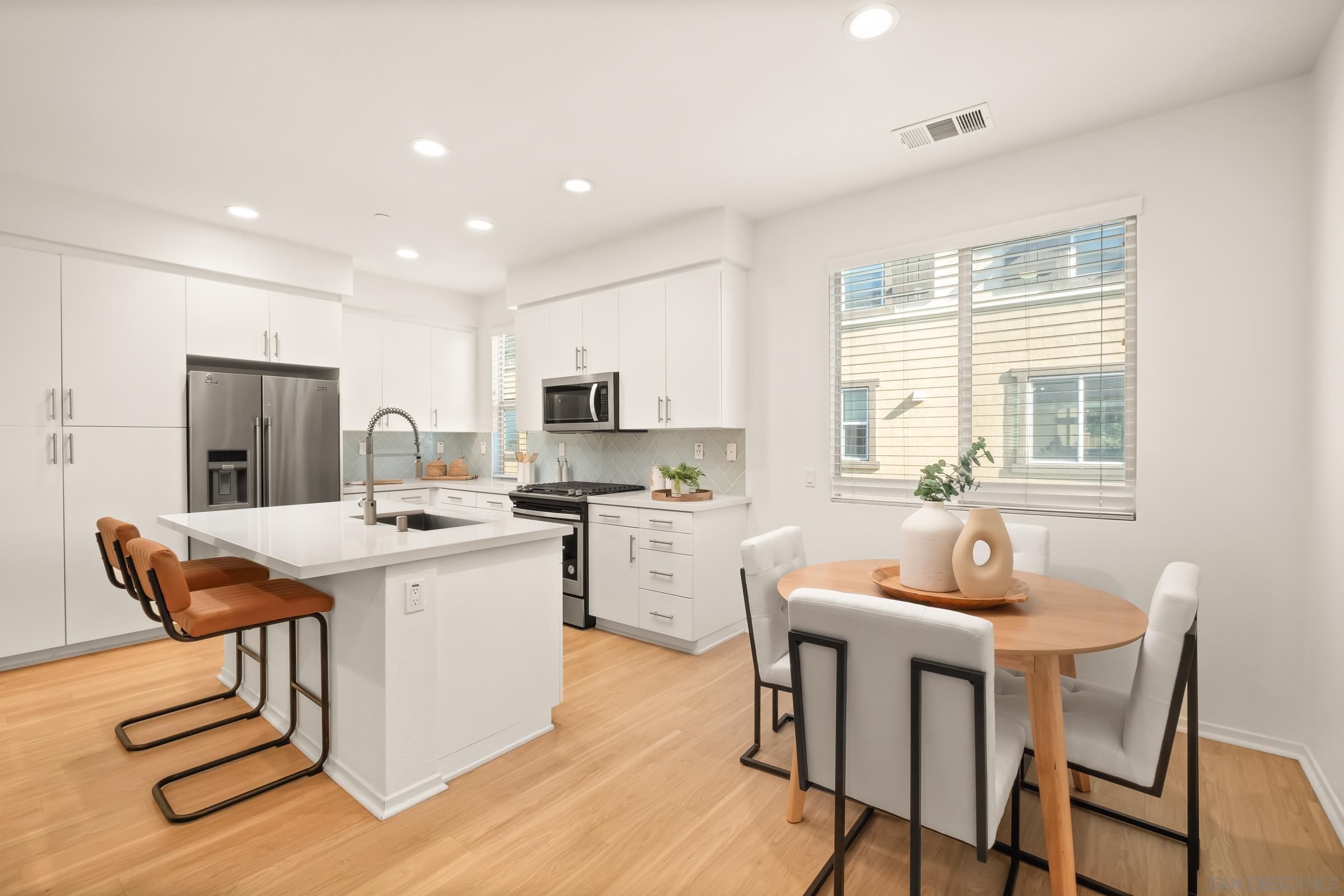 Detail Gallery Image 9 of 52 For 1118  via Lucero, Oceanside,  CA 92056 - 4 Beds | 3/1 Baths