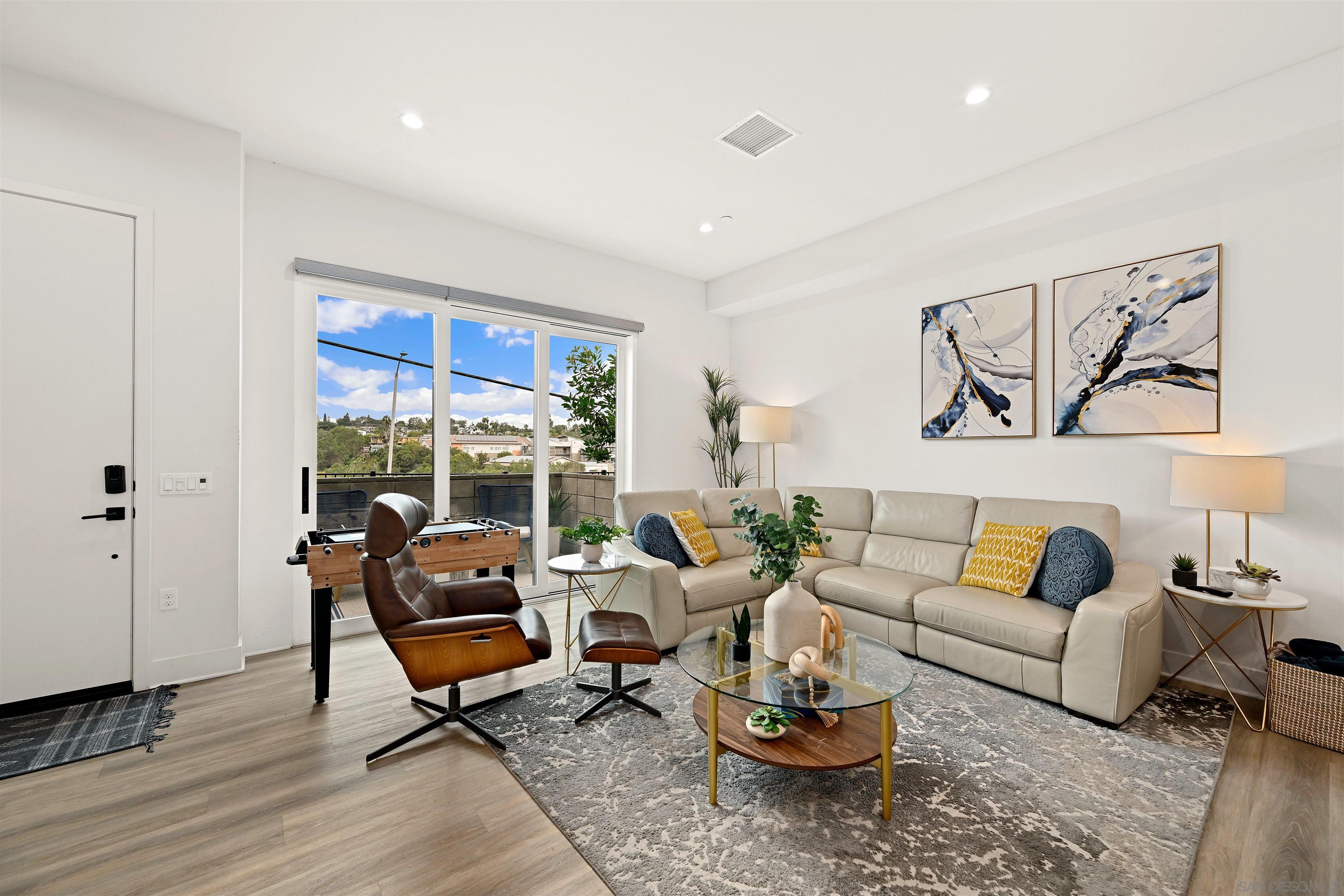 Detail Gallery Image 3 of 33 For 1055  32nd St  #9,  San Diego,  CA 92102 - 3 Beds | 2/1 Baths