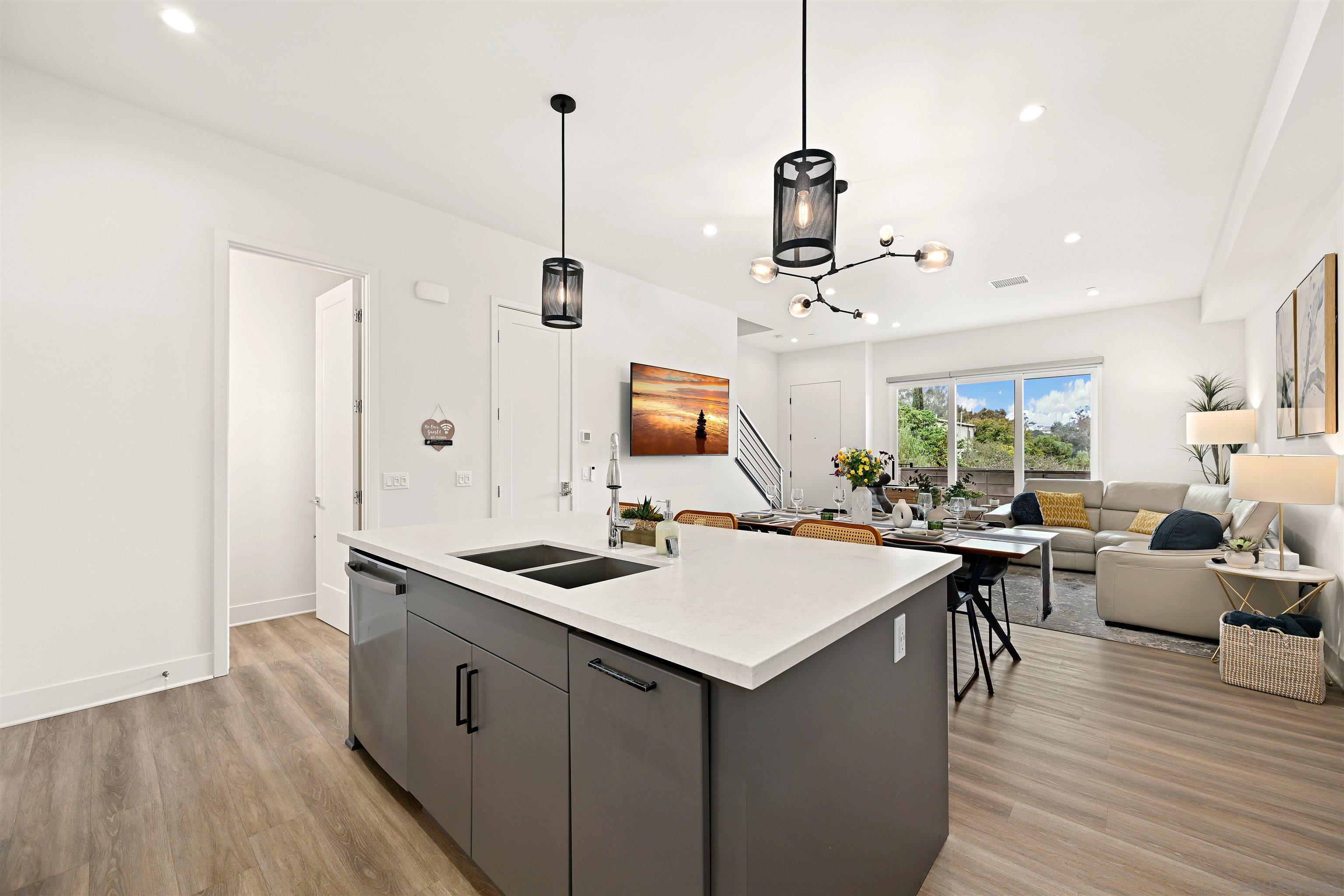 Detail Gallery Image 8 of 33 For 1055  32nd St  #9,  San Diego,  CA 92102 - 3 Beds | 2/1 Baths