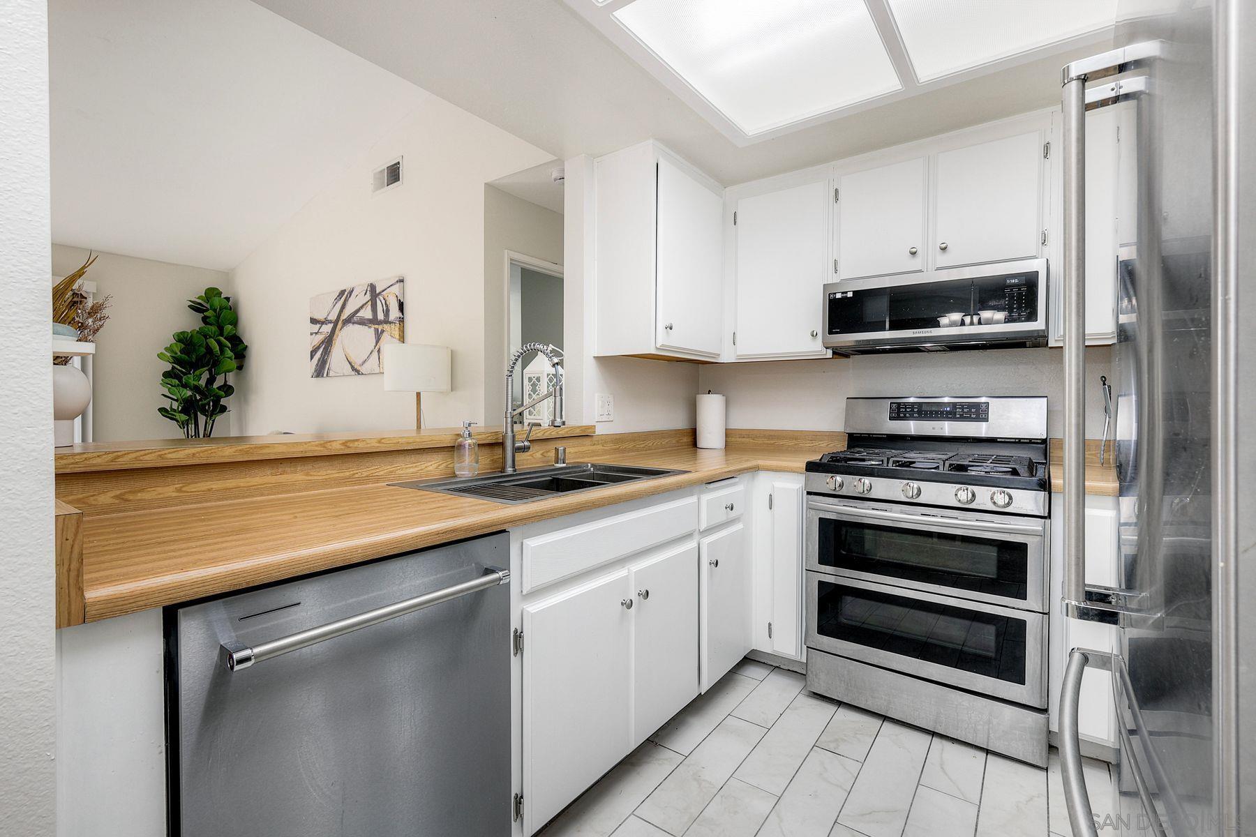 Detail Gallery Image 4 of 27 For 2035  Lakeridge Cir, Chula Vista,  CA 91913 - 2 Beds | 2 Baths