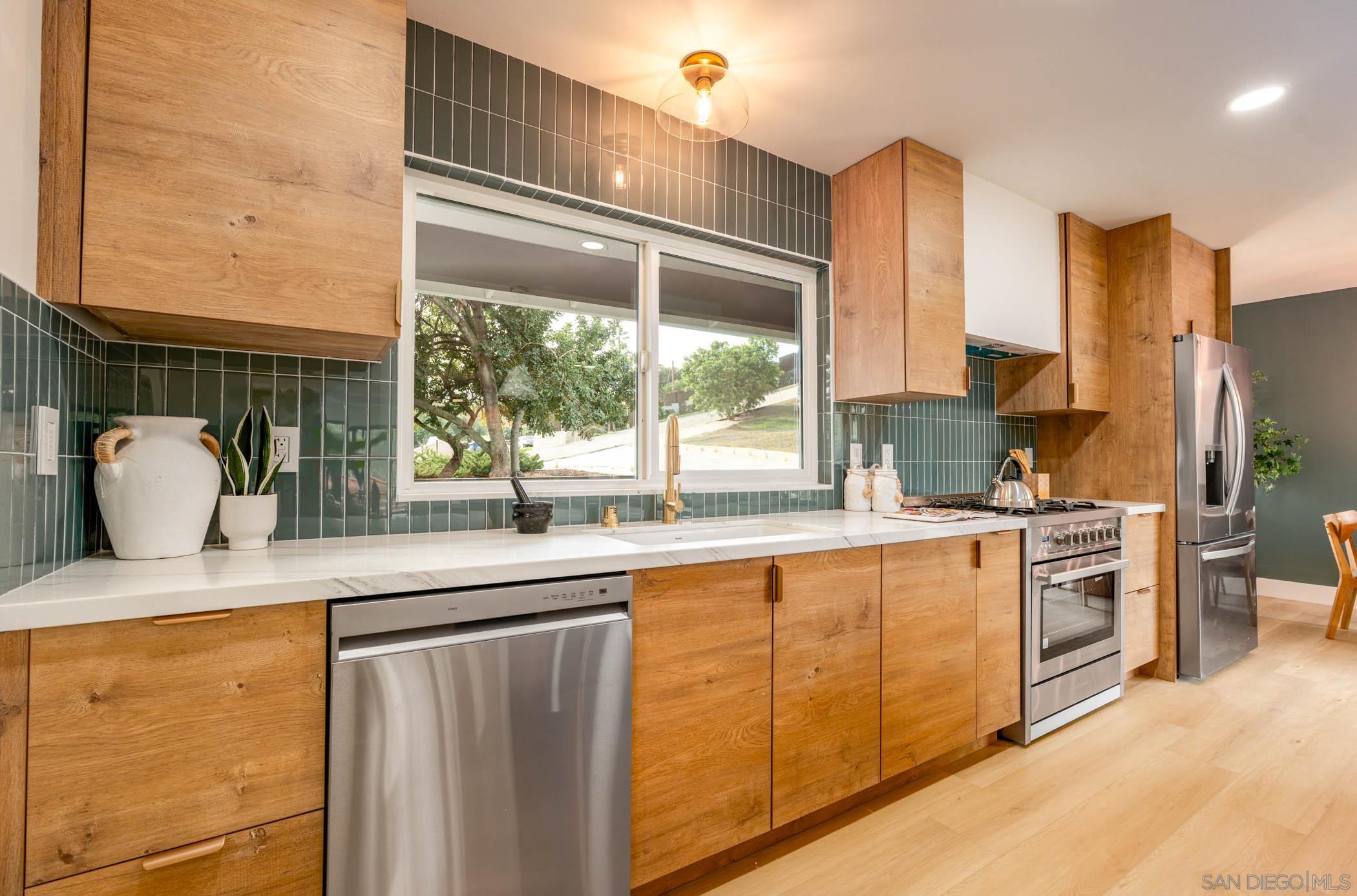 Detail Gallery Image 6 of 26 For 1602  Montgomery, Vista,  CA 92084 - 4 Beds | 3 Baths