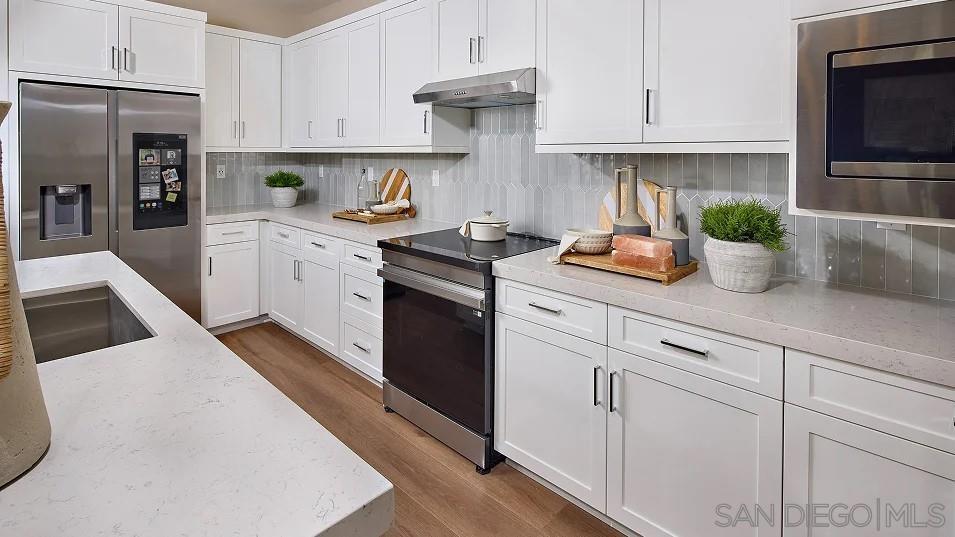 Detail Gallery Image 3 of 17 For 107  Metz Way, Oceanside,  CA 92057 - 3 Beds | 3 Baths