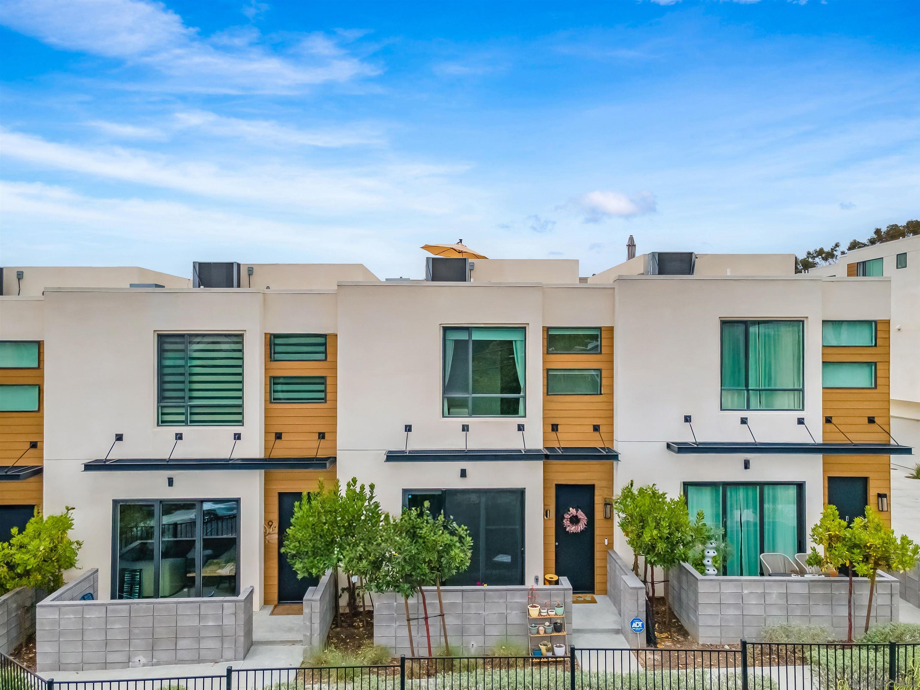 Detail Gallery Image 3 of 44 For 1055  32nd St  #8,  San Diego,  CA 92102 - 3 Beds | 2/1 Baths