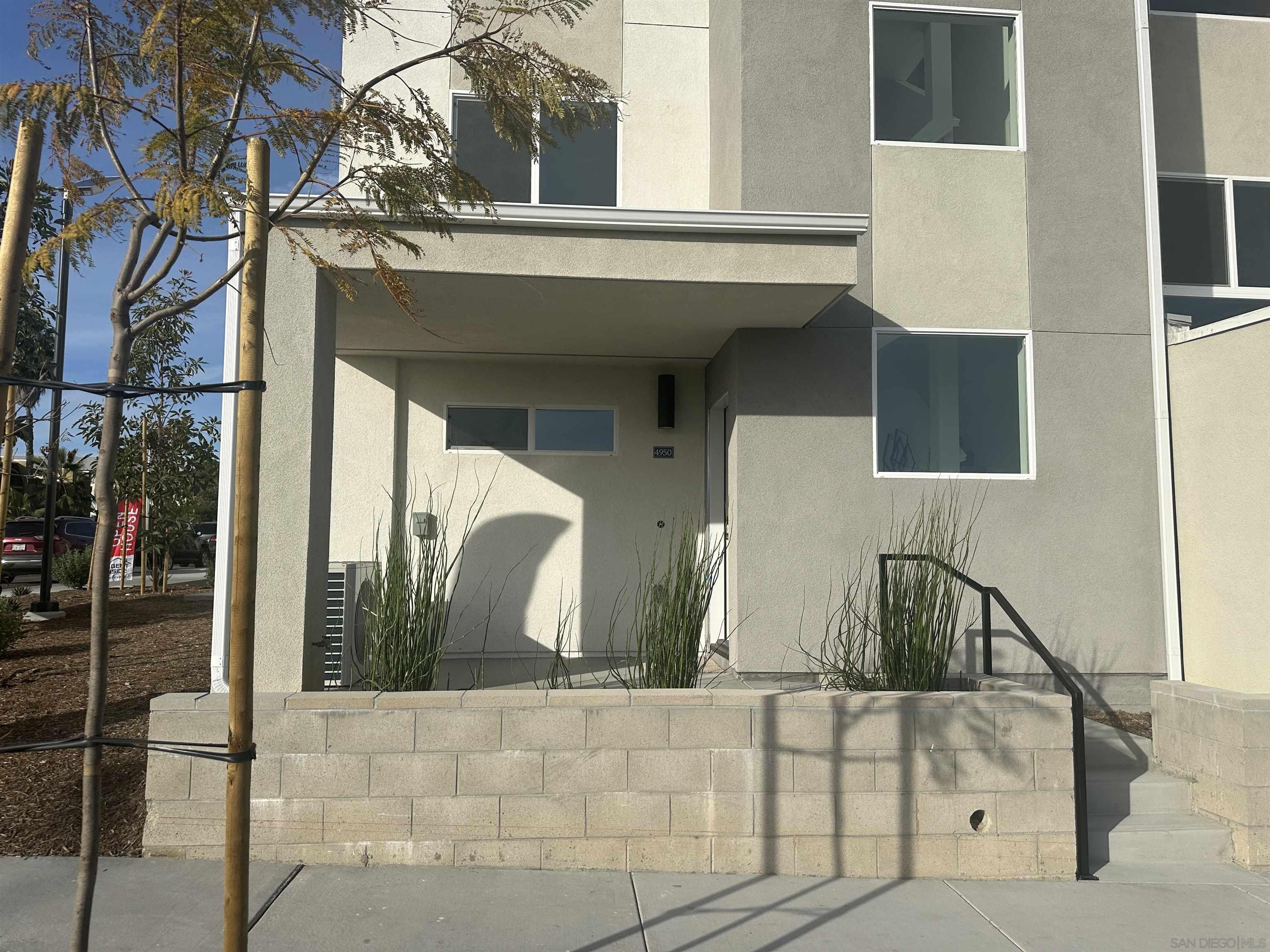 Detail Gallery Image 14 of 26 For 4952  Ocean View Blvd, San Diego,  CA 92113 - 3 Beds | 3 Baths