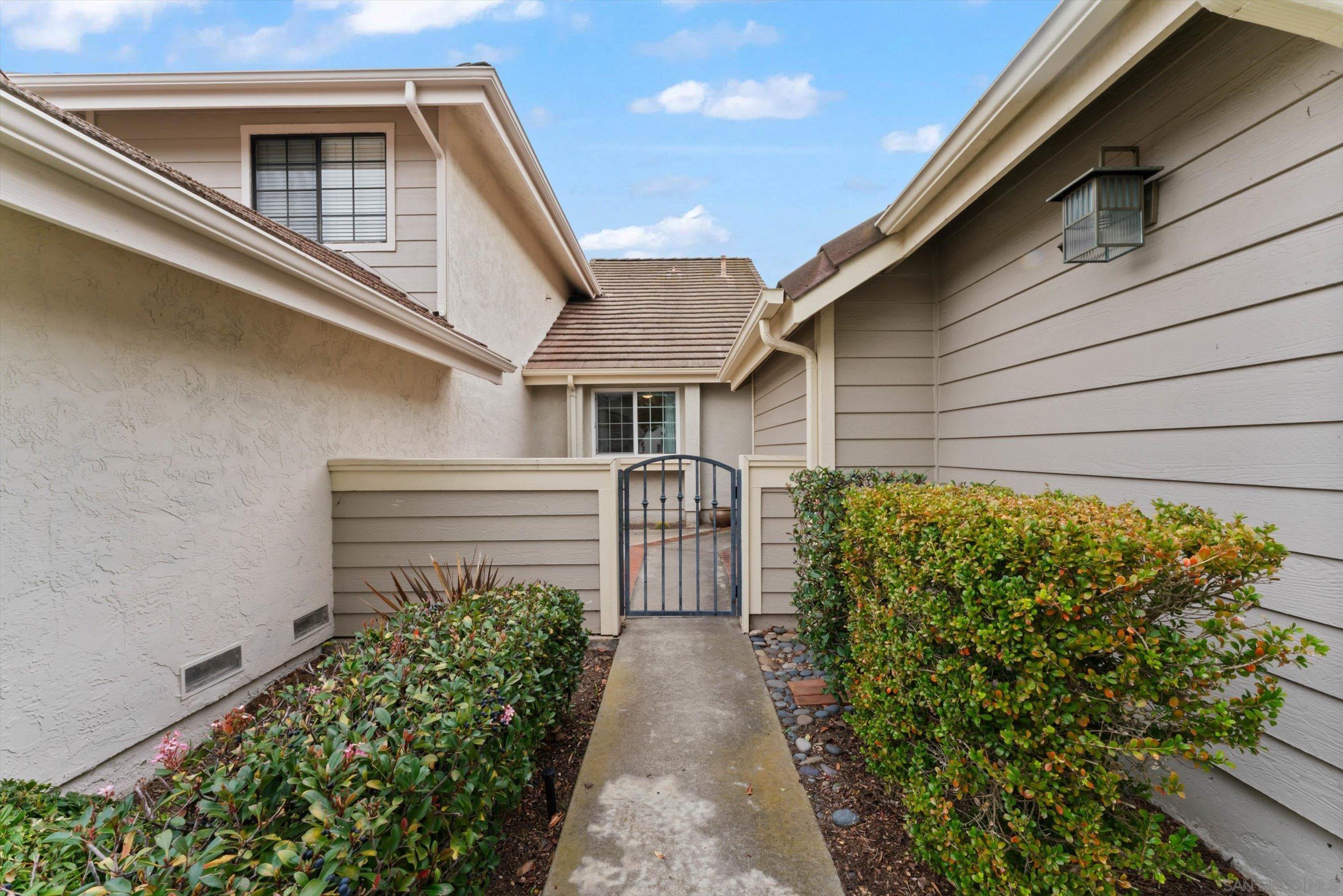 Detail Gallery Image 4 of 46 For 1938  Spyglass Circle, Vista,  CA 92081 - 2 Beds | 2 Baths