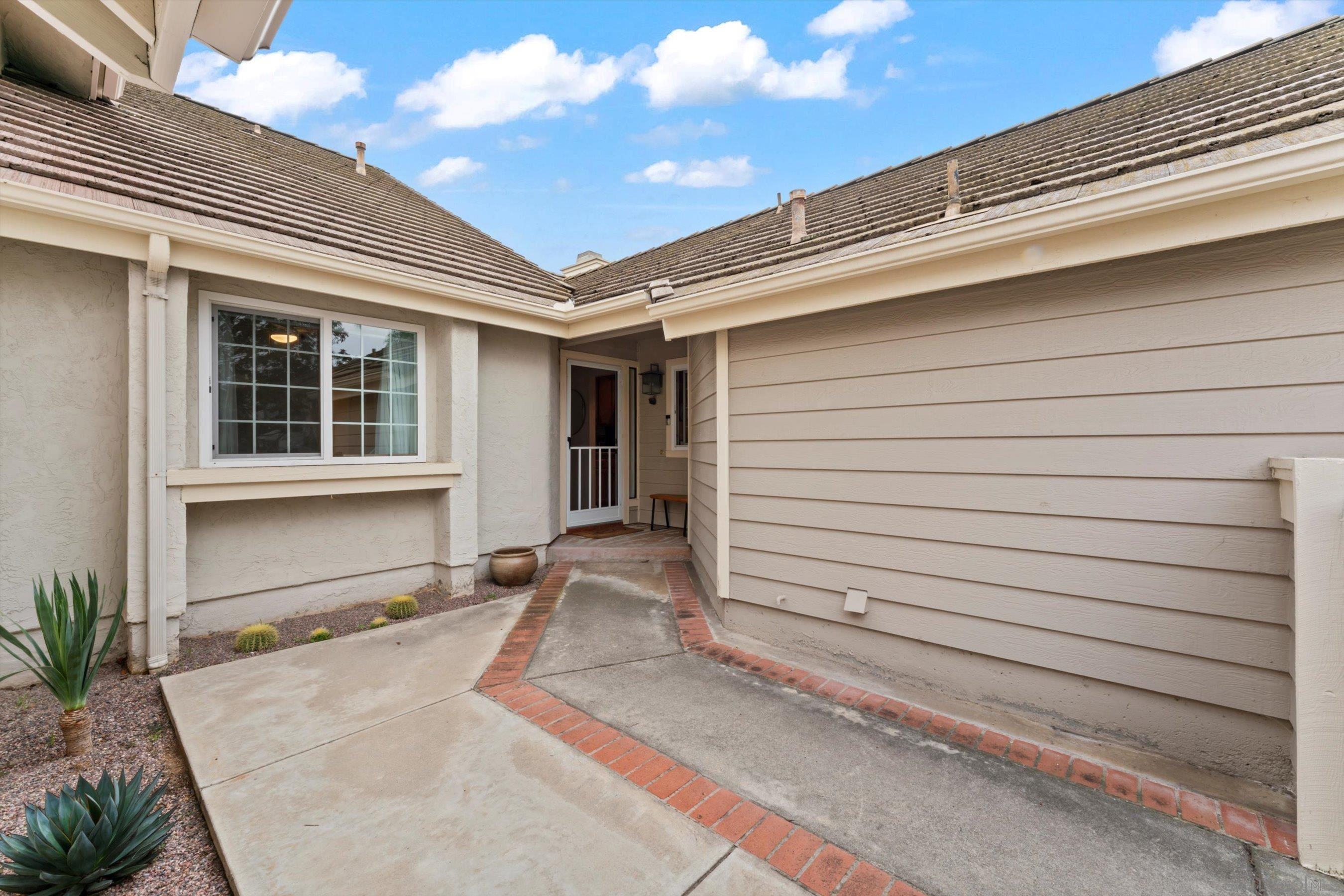 Detail Gallery Image 5 of 46 For 1938  Spyglass Circle, Vista,  CA 92081 - 2 Beds | 2 Baths