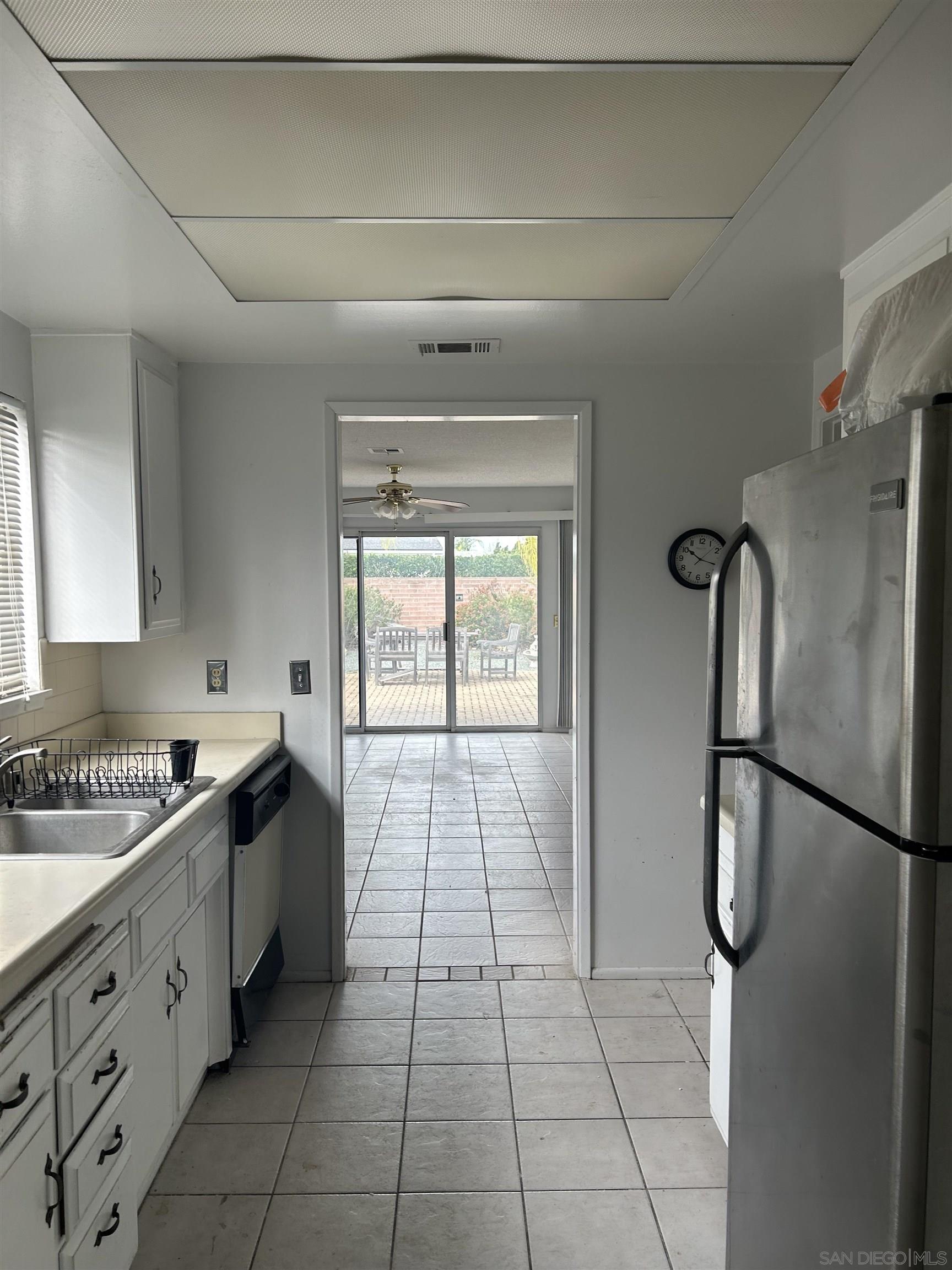 Detail Gallery Image 4 of 13 For 16462  Sarape Dr, San Diego,  CA 92128 - 3 Beds | 2 Baths