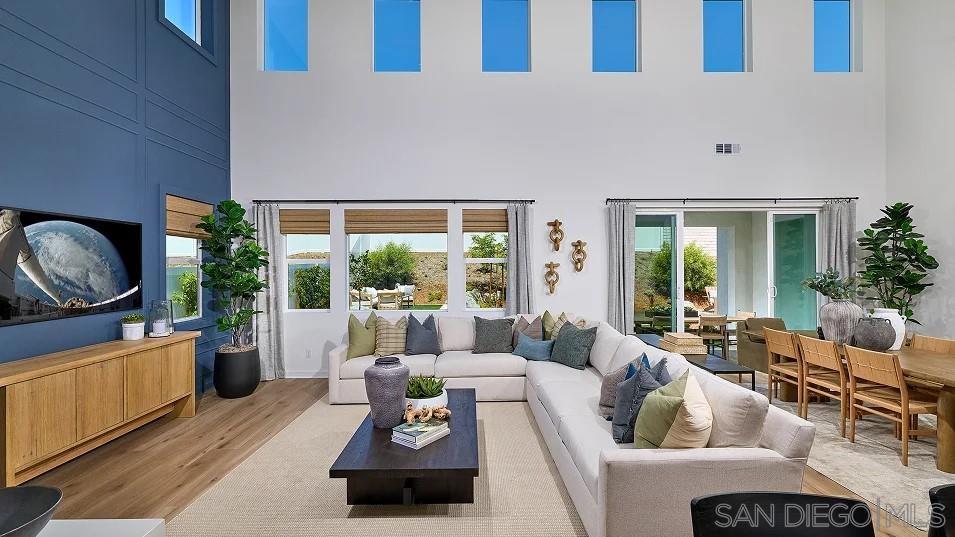 Detail Gallery Image 3 of 29 For 120  Alethea Way, Oceanside,  CA 92057 - 4 Beds | 4/1 Baths