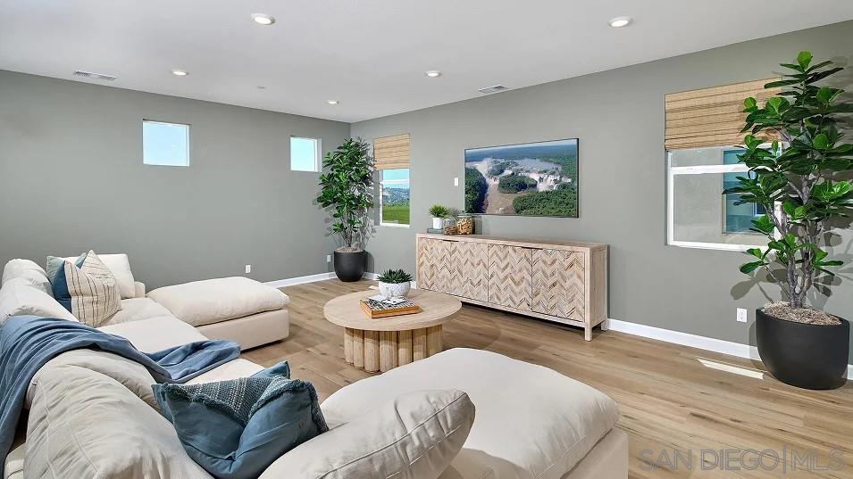 Detail Gallery Image 7 of 29 For 120  Alethea Way, Oceanside,  CA 92057 - 4 Beds | 4/1 Baths