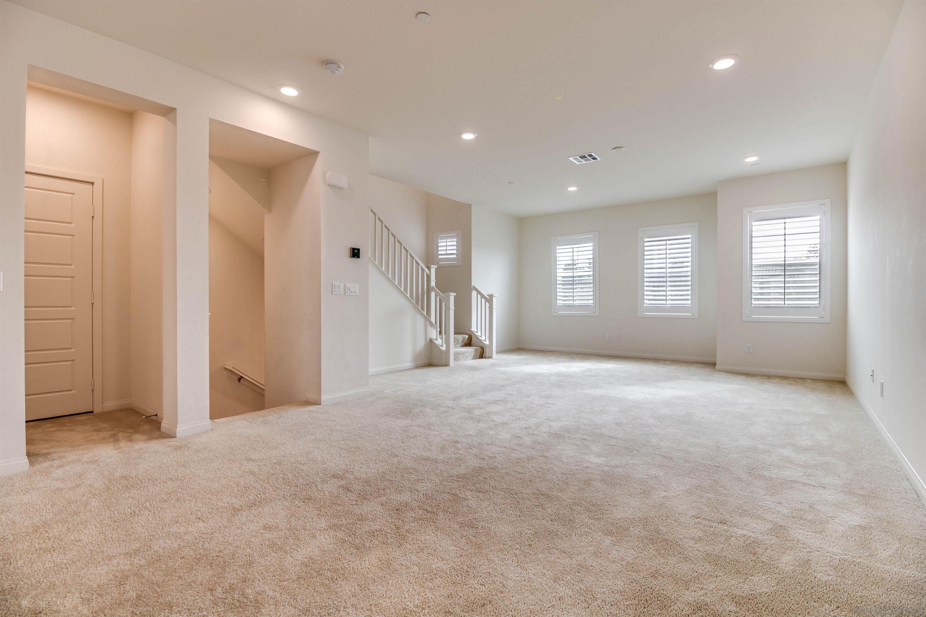 Detail Gallery Image 4 of 29 For 6012  Village Center Loop Rd  #35,  San Diego,  CA 92130 - 3 Beds | 2/1 Baths