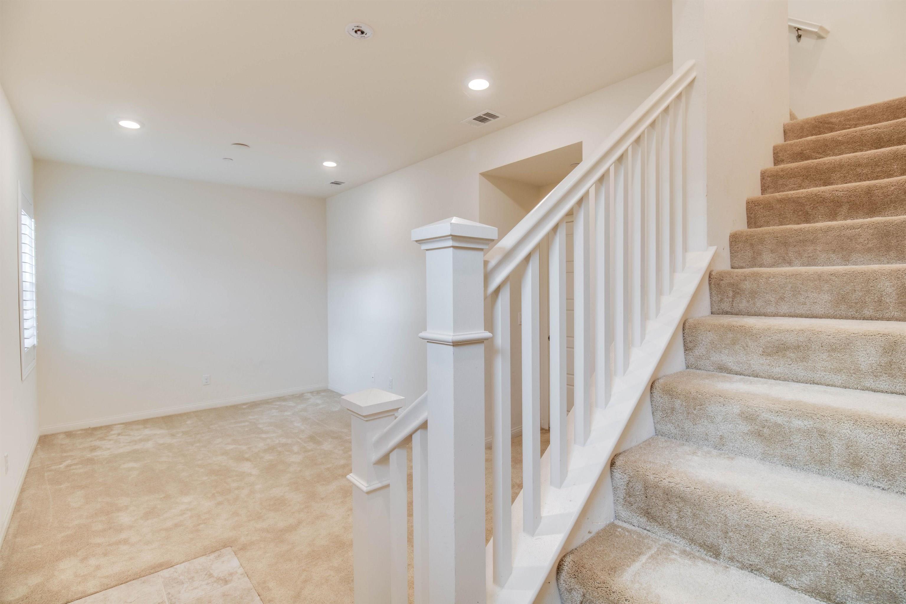 Detail Gallery Image 5 of 29 For 6012  Village Center Loop Rd  #35,  San Diego,  CA 92130 - 3 Beds | 2/1 Baths