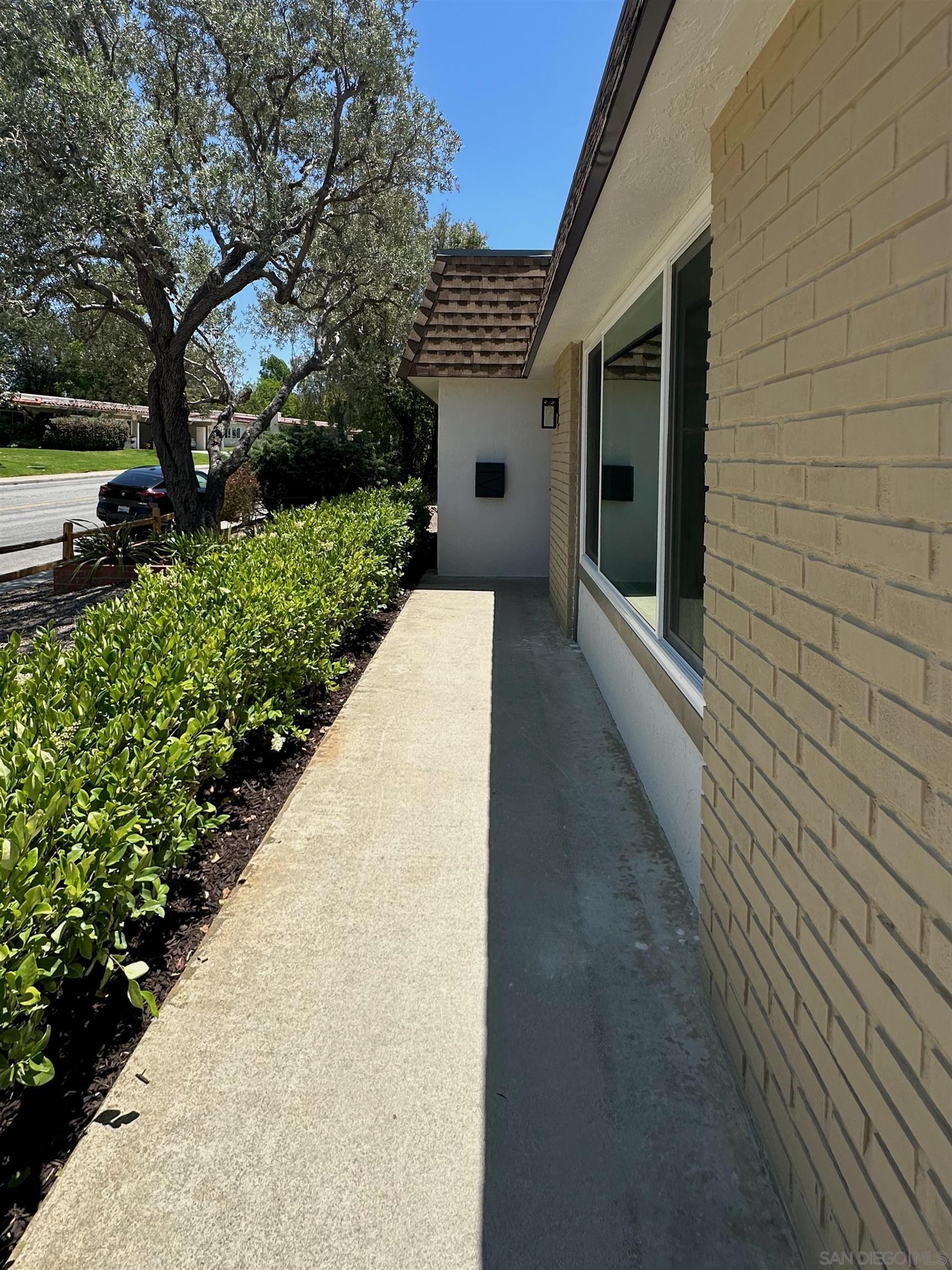 Detail Gallery Image 3 of 33 For 16634  Bernardo Oaks Dr, San Diego,  CA 92128 - 2 Beds | 2 Baths