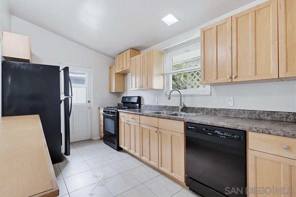 Detail Gallery Image 6 of 28 For 3215  Cabrillo Mesa Dr, San Diego,  CA 92123 - 3 Beds | 2 Baths