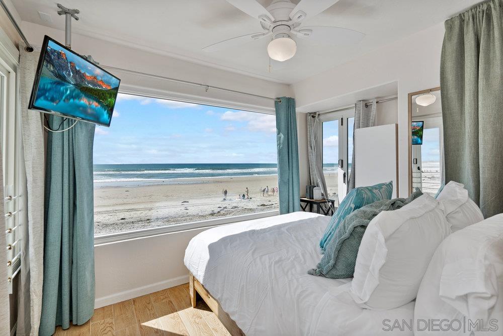 Detail Gallery Image 3 of 35 For 3911  Ocean Front Walk, San Diego,  CA 92109 - 3 Beds | 2 Baths