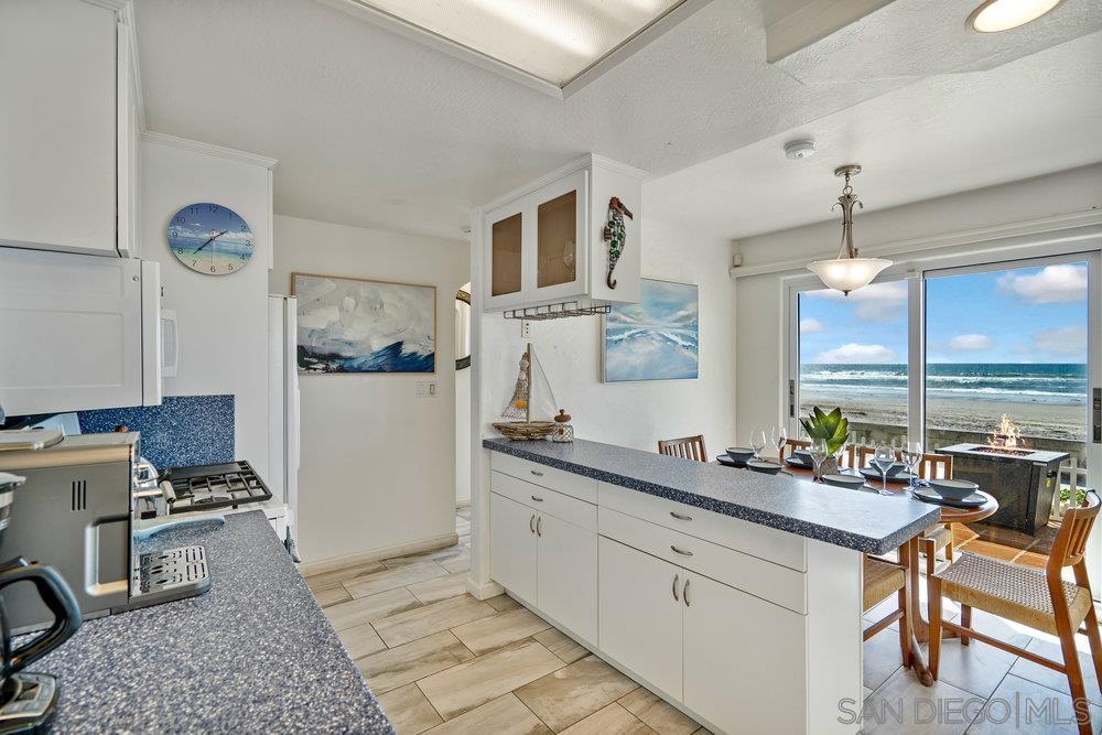 Detail Gallery Image 5 of 35 For 3911  Ocean Front Walk, San Diego,  CA 92109 - 3 Beds | 2 Baths