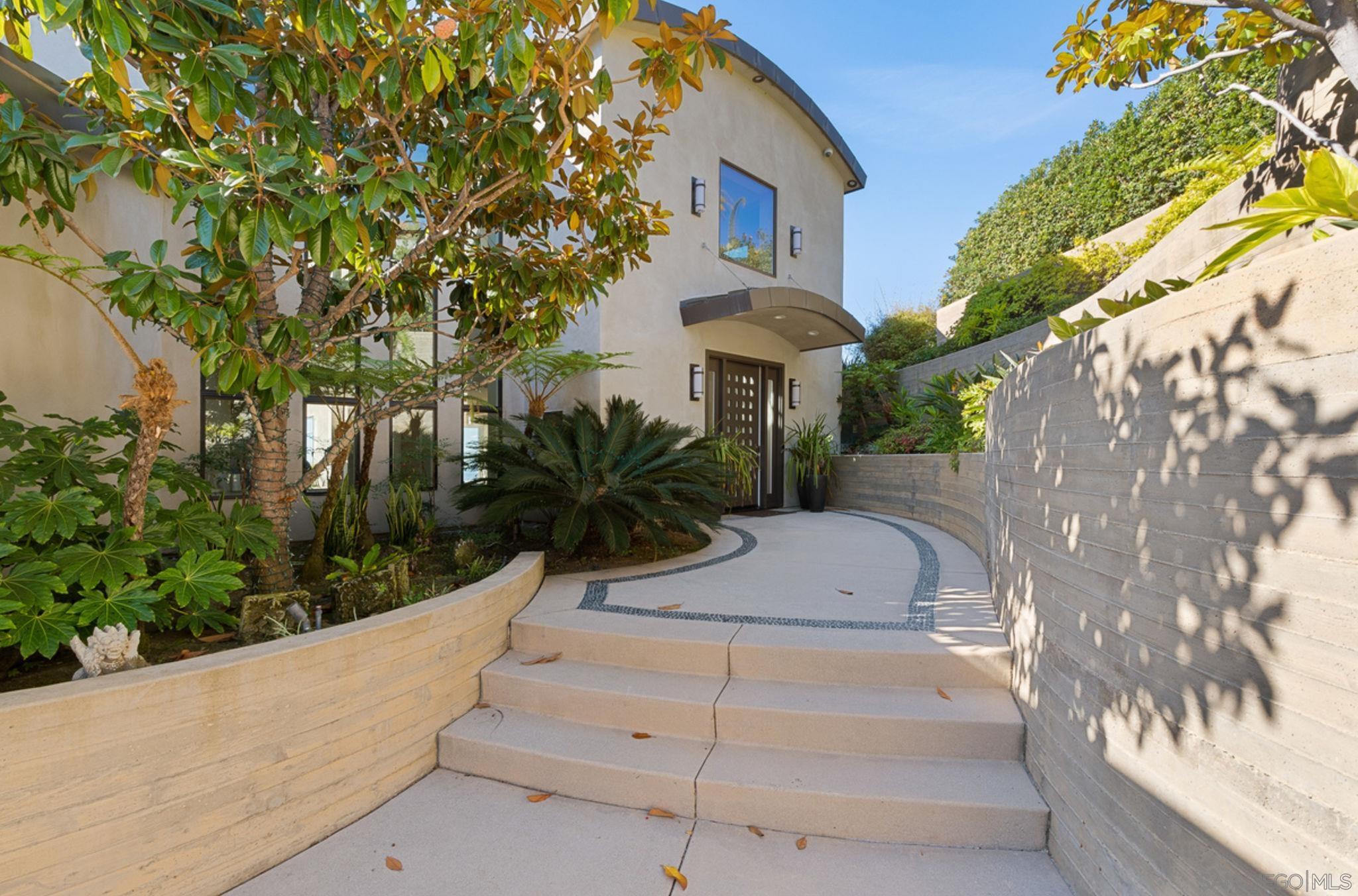 Detail Gallery Image 16 of 24 For 5680  Linda Rosa Ave, La Jolla,  CA 92037 - 4 Beds | 5 Baths