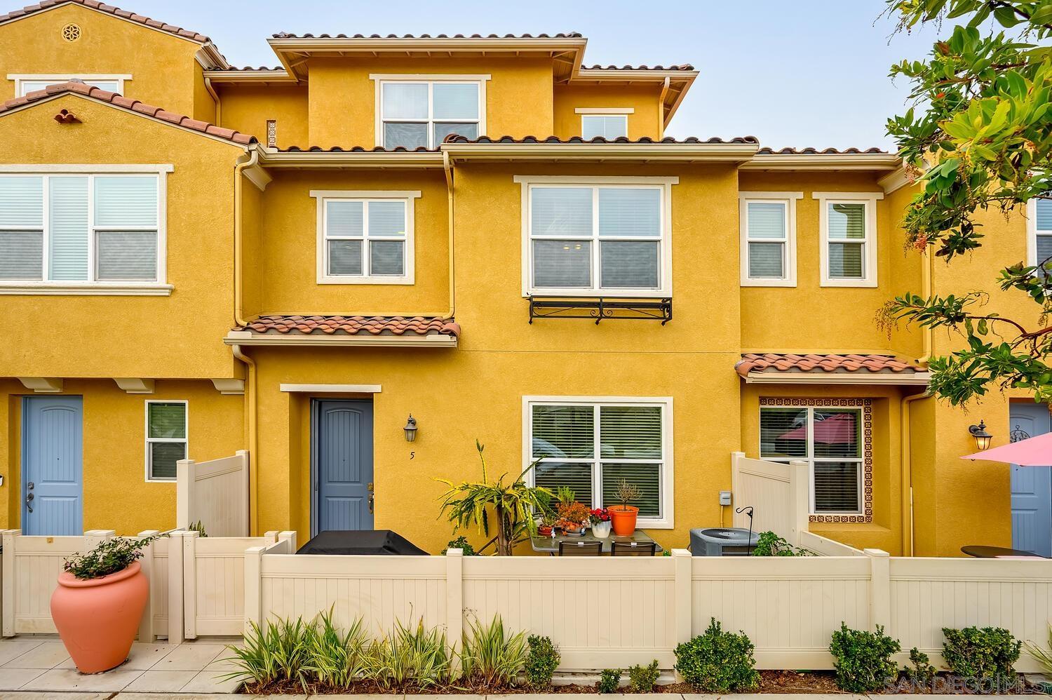 Detail Gallery Image 2 of 48 For 1345  Santa Diana Unit 5, Chula Vista,  CA 91913 - 5 Beds | 3/1 Baths