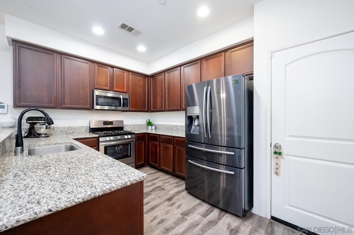 Detail Gallery Image 11 of 48 For 1345  Santa Diana Unit 5, Chula Vista,  CA 91913 - 5 Beds | 3/1 Baths