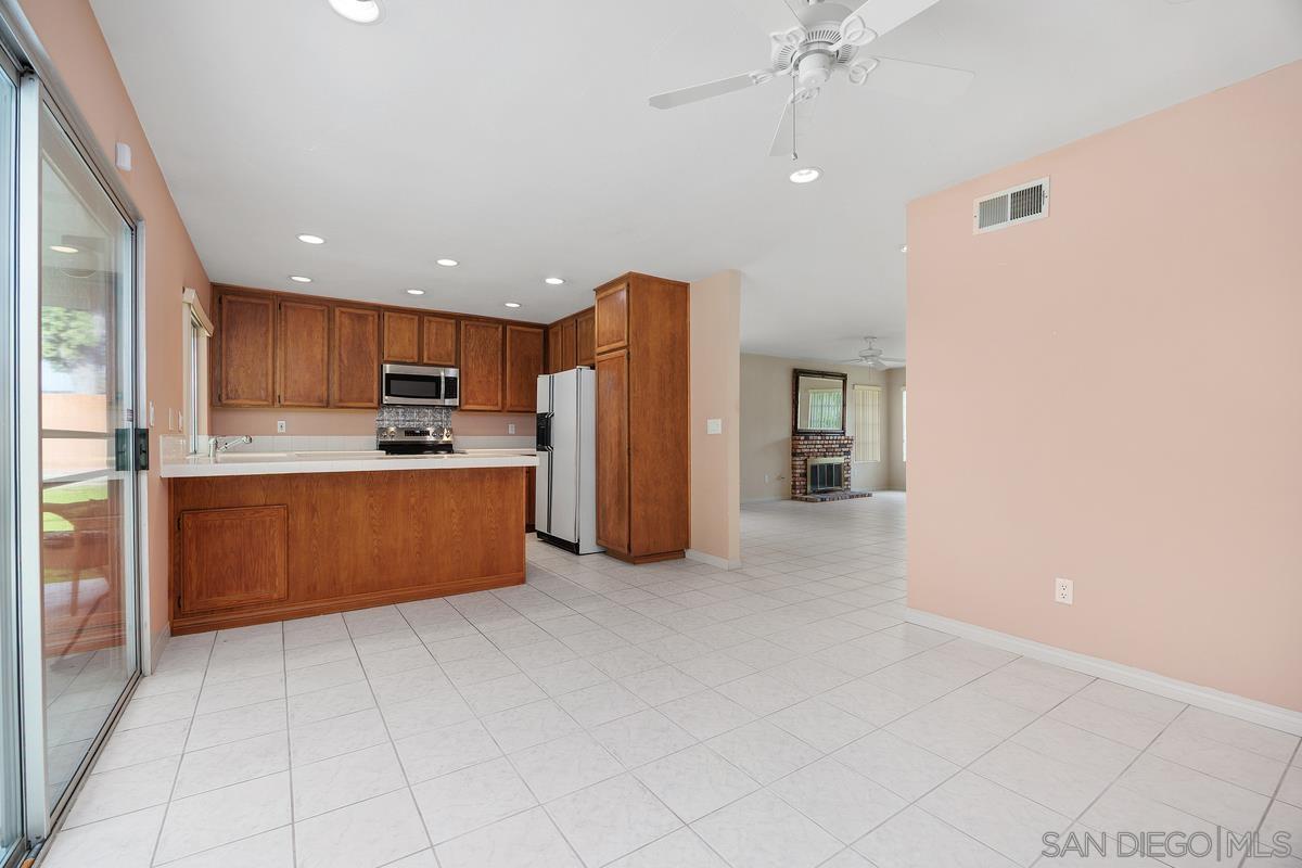 Detail Gallery Image 11 of 27 For 4445  Sunburst Dirve, Oceanside,  CA 92056 - 4 Beds | 2 Baths