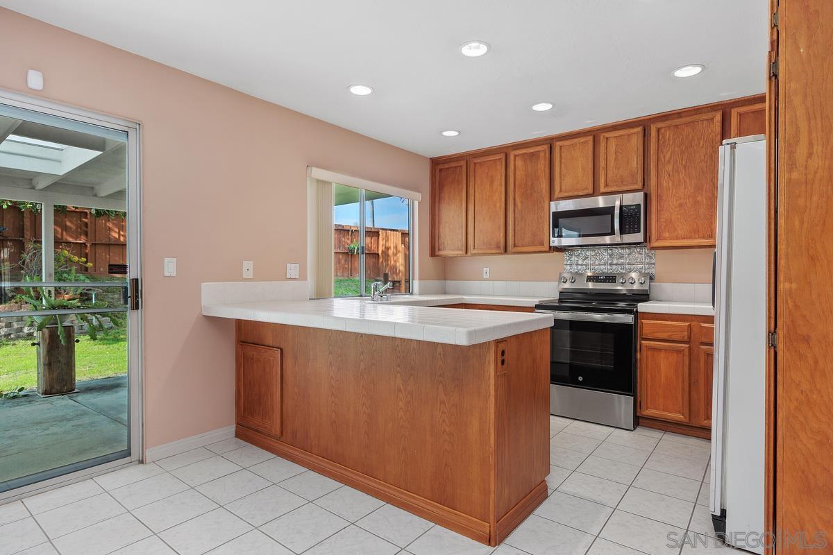 Detail Gallery Image 12 of 27 For 4445  Sunburst Dirve, Oceanside,  CA 92056 - 4 Beds | 2 Baths