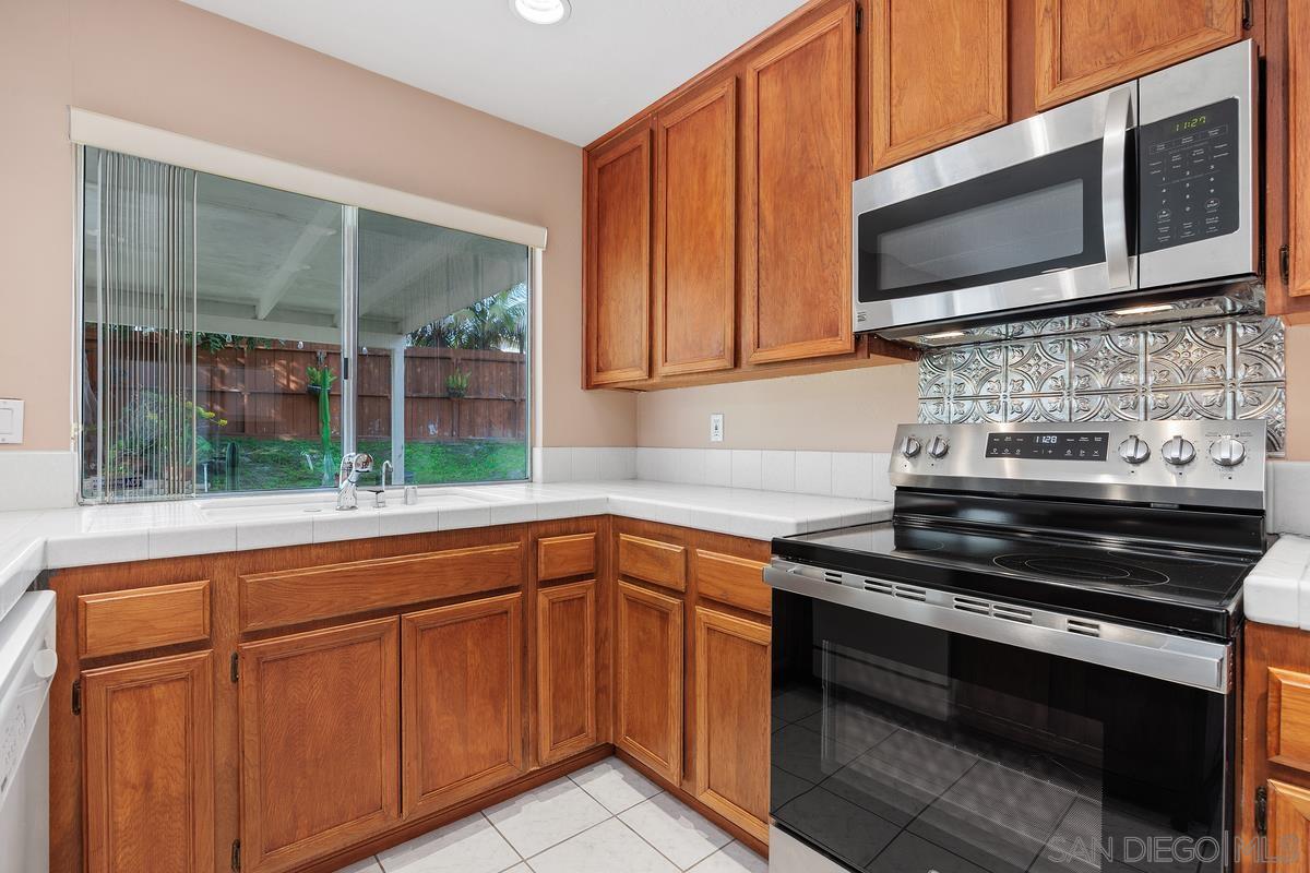 Detail Gallery Image 13 of 27 For 4445  Sunburst Dirve, Oceanside,  CA 92056 - 4 Beds | 2 Baths