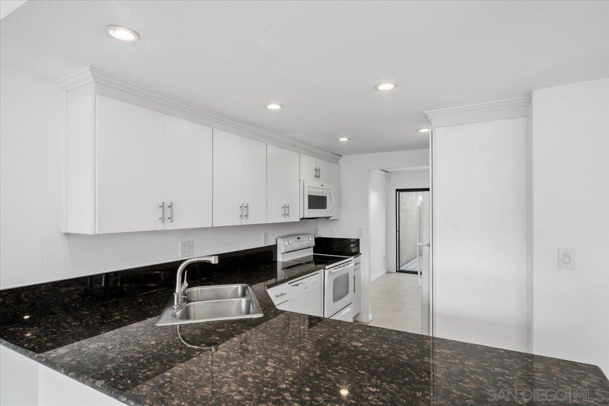 Detail Gallery Image 19 of 66 For 8725  Caminito Abrazo, La Jolla,  CA 92037 - 4 Beds | 2/1 Baths