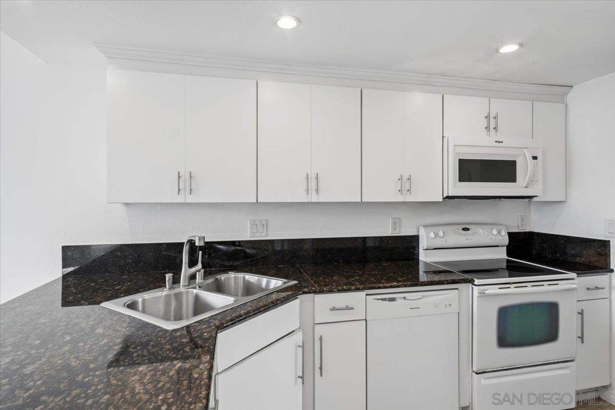 Detail Gallery Image 20 of 66 For 8725  Caminito Abrazo, La Jolla,  CA 92037 - 4 Beds | 2/1 Baths