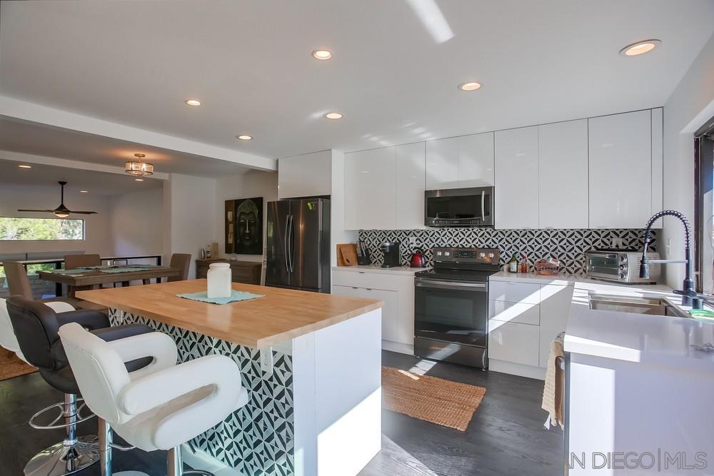 Detail Gallery Image 4 of 25 For 2525  Woodlands Way, Oceanside,  CA 92054 - 3 Beds | 2/1 Baths