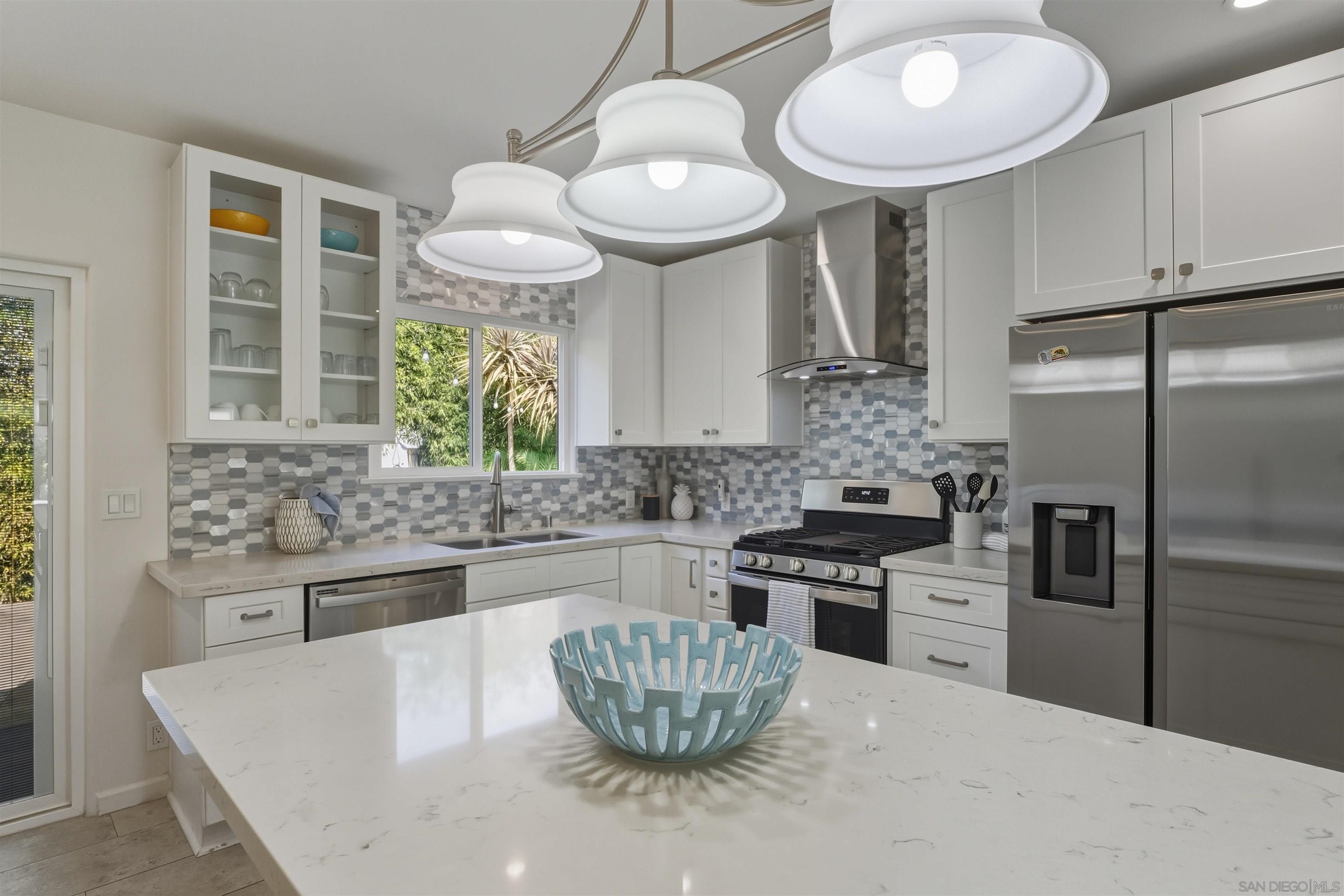 Detail Gallery Image 11 of 55 For 1066-68  Emerald St, San Diego,  CA 92109 - 6 Beds | 4 Baths