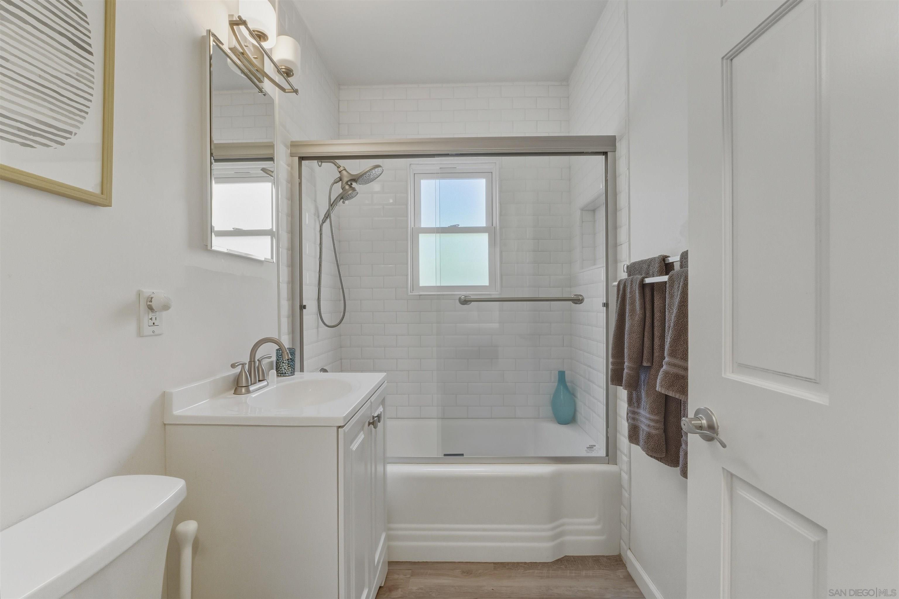 Detail Gallery Image 15 of 55 For 1066-68  Emerald St, San Diego,  CA 92109 - 6 Beds | 4 Baths