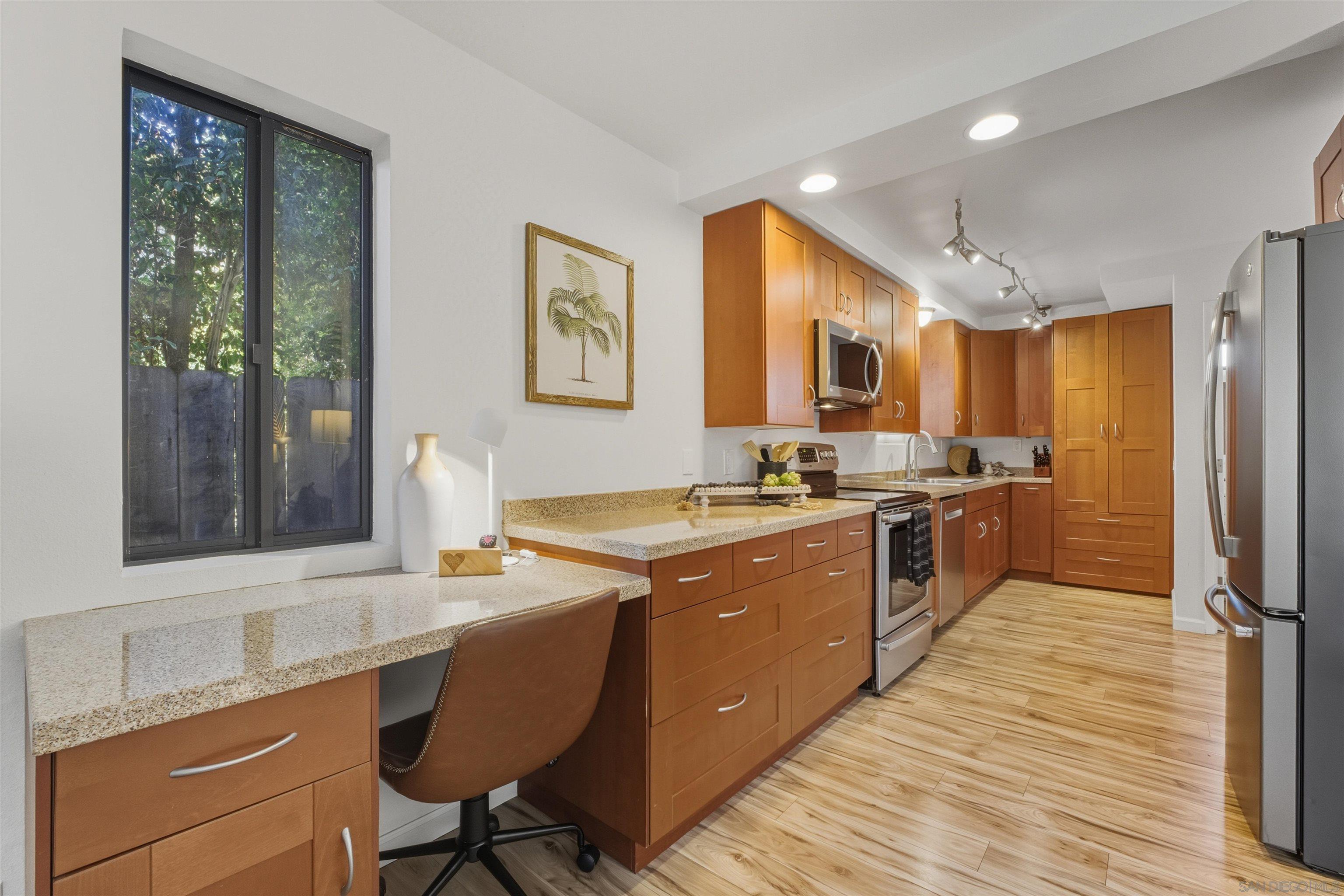 Detail Gallery Image 32 of 55 For 1066-68  Emerald St, San Diego,  CA 92109 - 6 Beds | 4 Baths