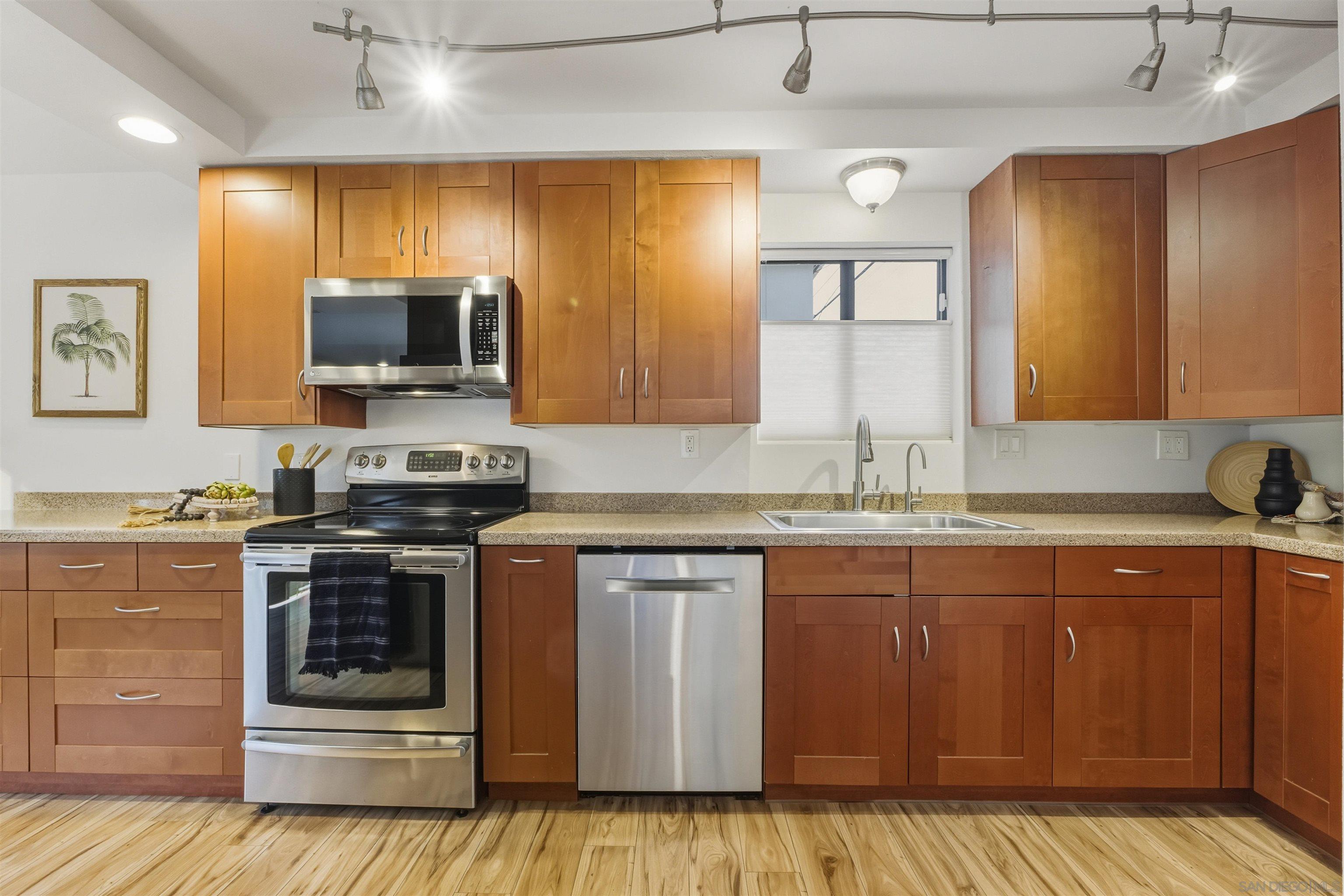 Detail Gallery Image 33 of 55 For 1066-68  Emerald St, San Diego,  CA 92109 - 6 Beds | 4 Baths