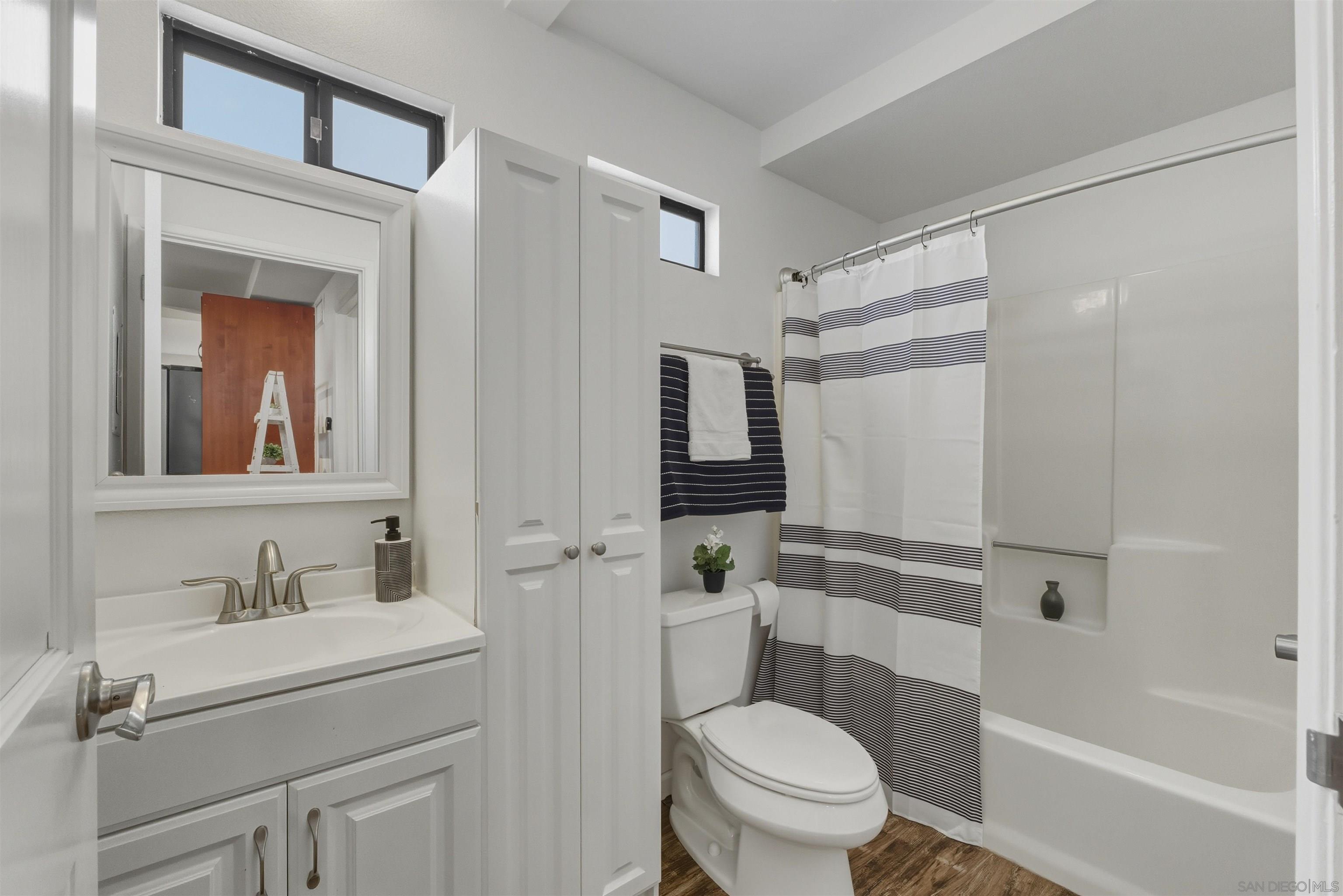 Detail Gallery Image 34 of 55 For 1066-68  Emerald St, San Diego,  CA 92109 - 6 Beds | 4 Baths