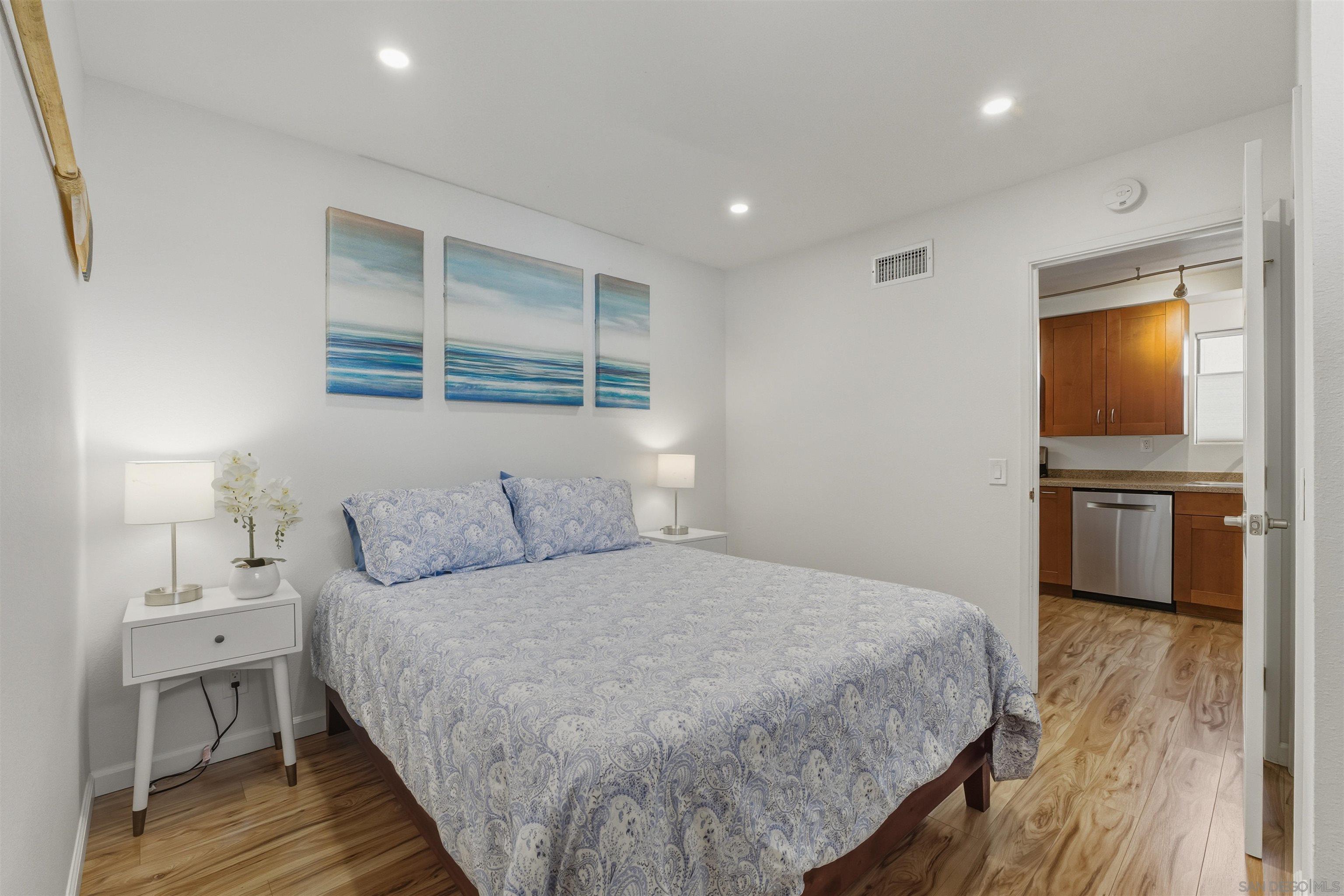 Detail Gallery Image 37 of 55 For 1066-68  Emerald St, San Diego,  CA 92109 - 6 Beds | 4 Baths