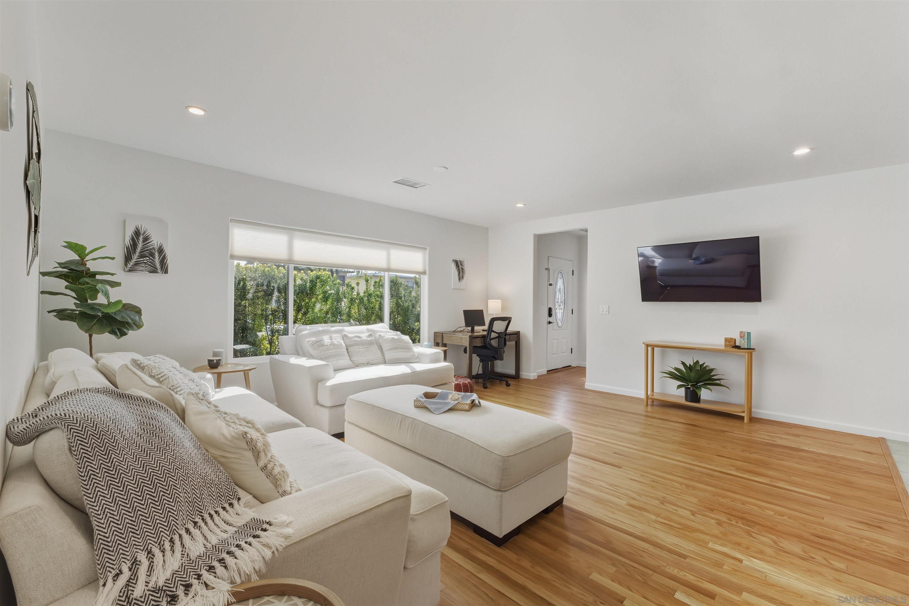 Detail Gallery Image 6 of 55 For 1066-68  Emerald St, San Diego,  CA 92109 - 6 Beds | 4 Baths