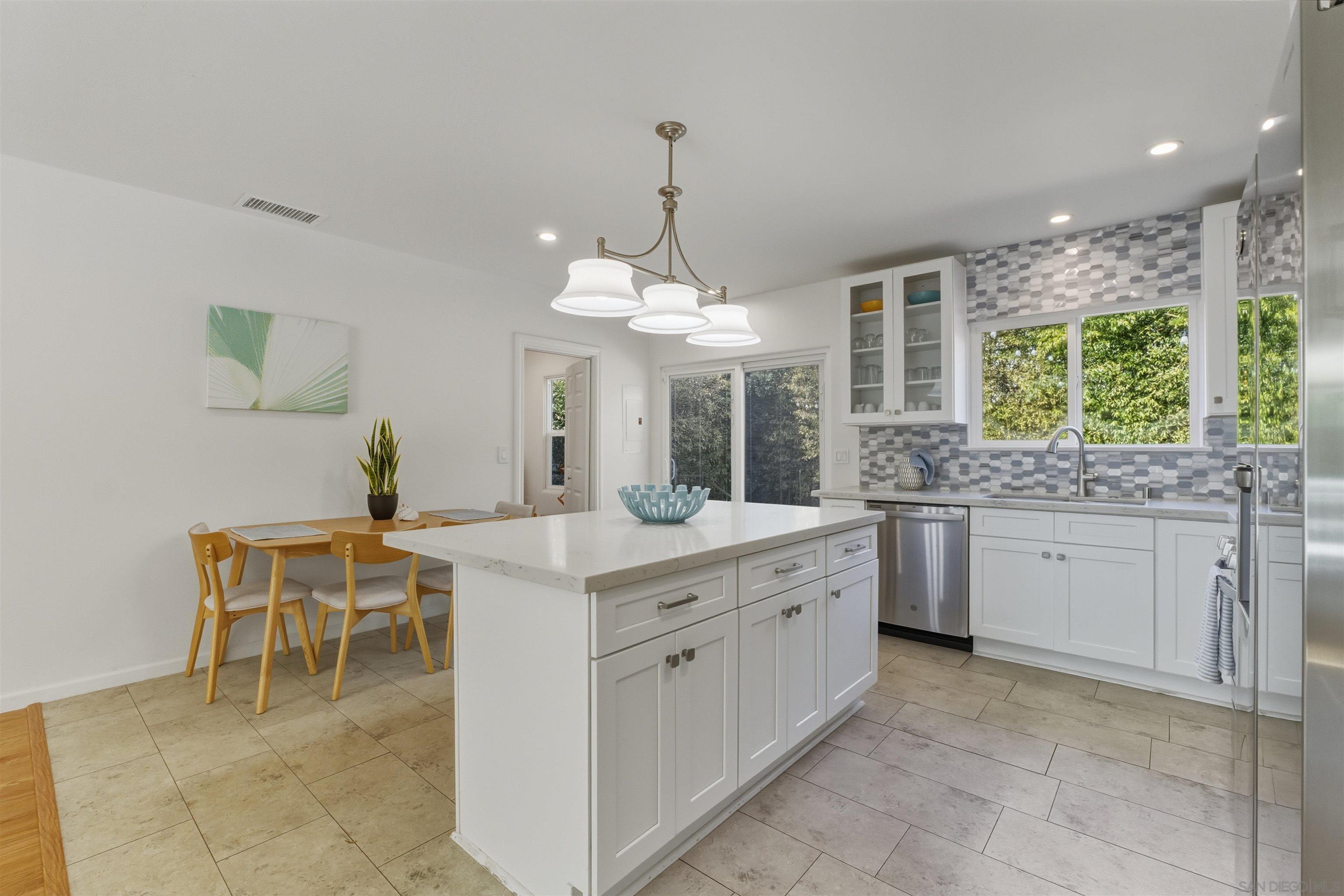 Detail Gallery Image 9 of 55 For 1066-68  Emerald St, San Diego,  CA 92109 - 6 Beds | 4 Baths