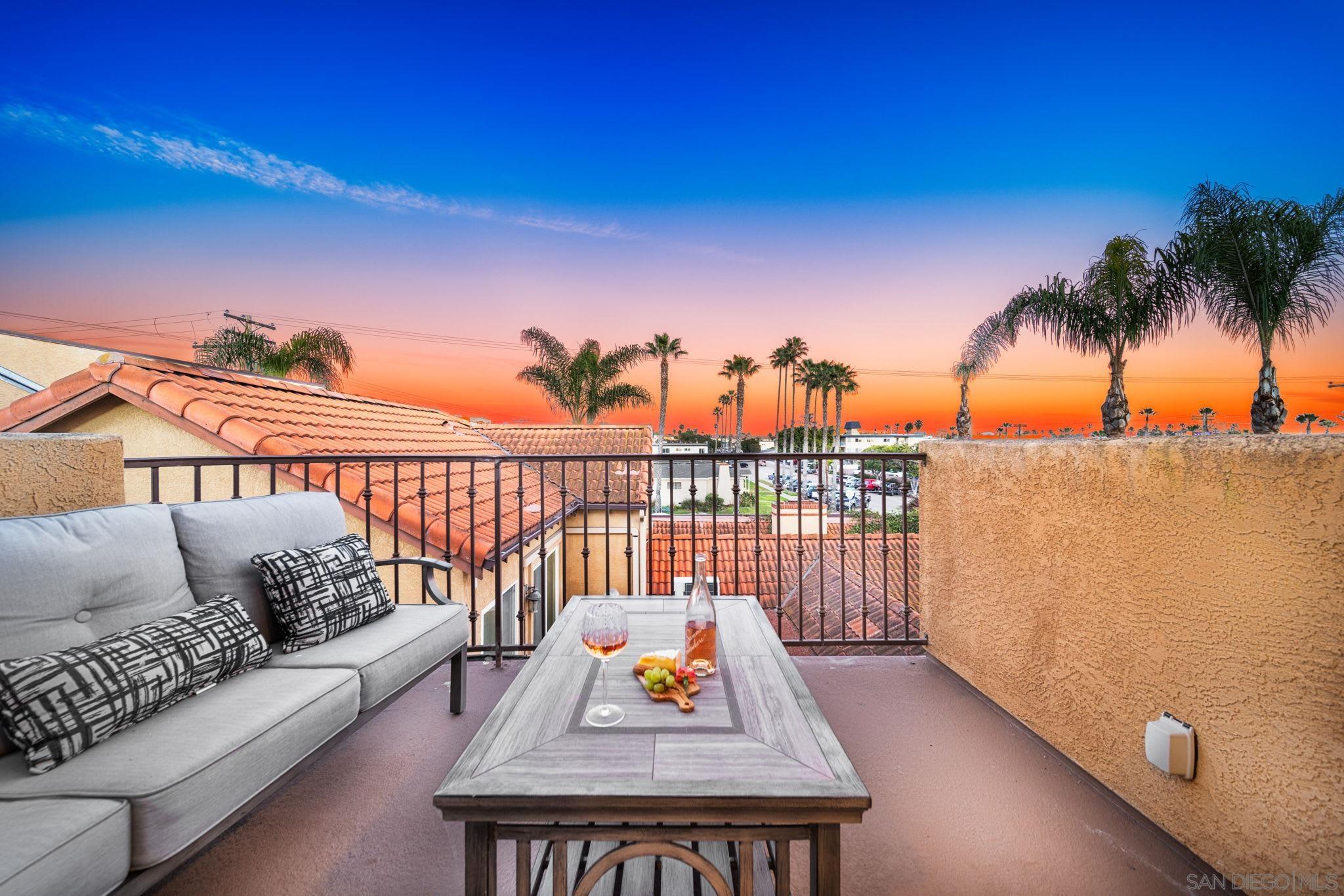 Detail Gallery Image 2 of 51 For 886  Felspar St, San Diego,  CA 92109 - 3 Beds | 2/1 Baths