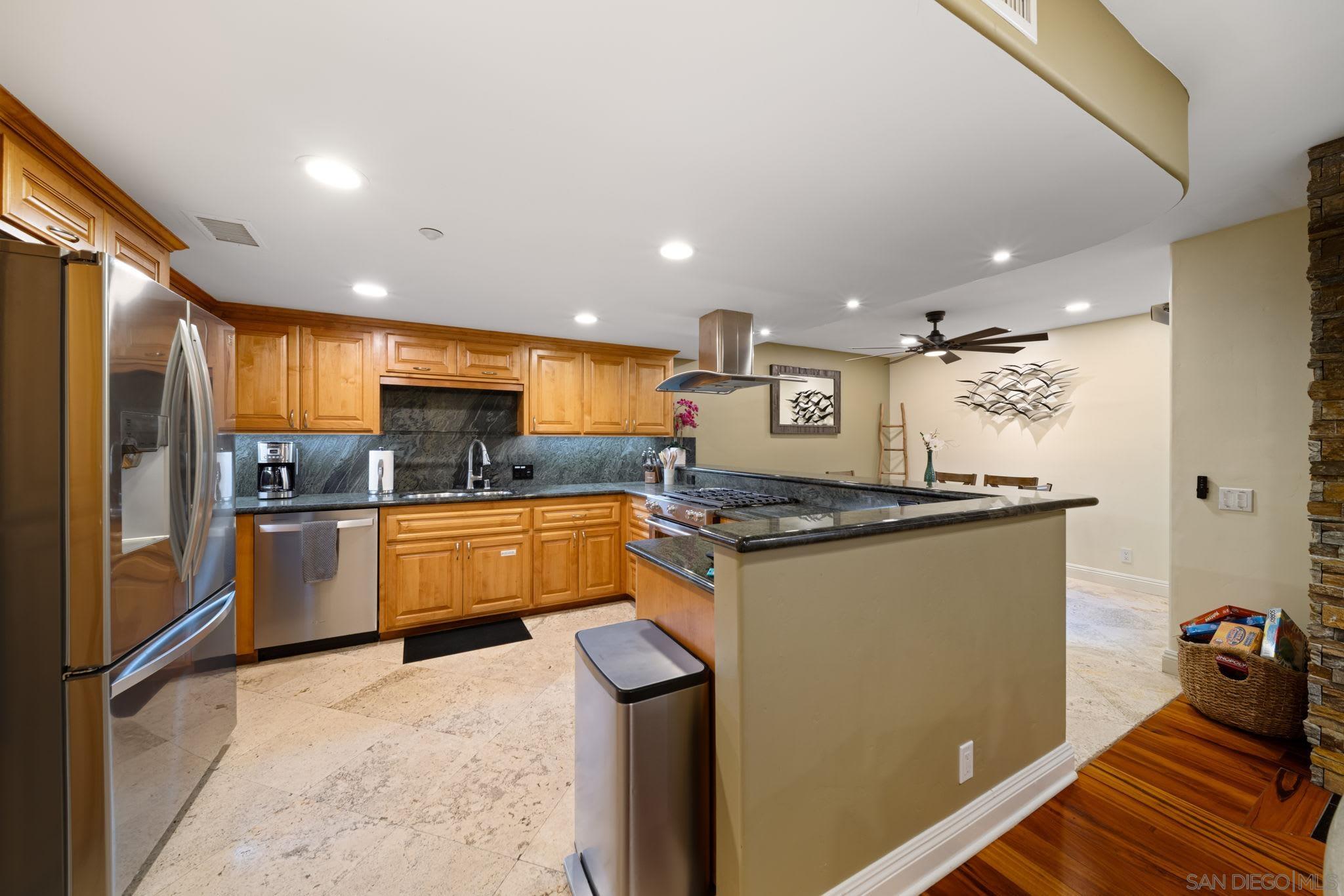 Detail Gallery Image 11 of 51 For 886  Felspar St, San Diego,  CA 92109 - 3 Beds | 2/1 Baths