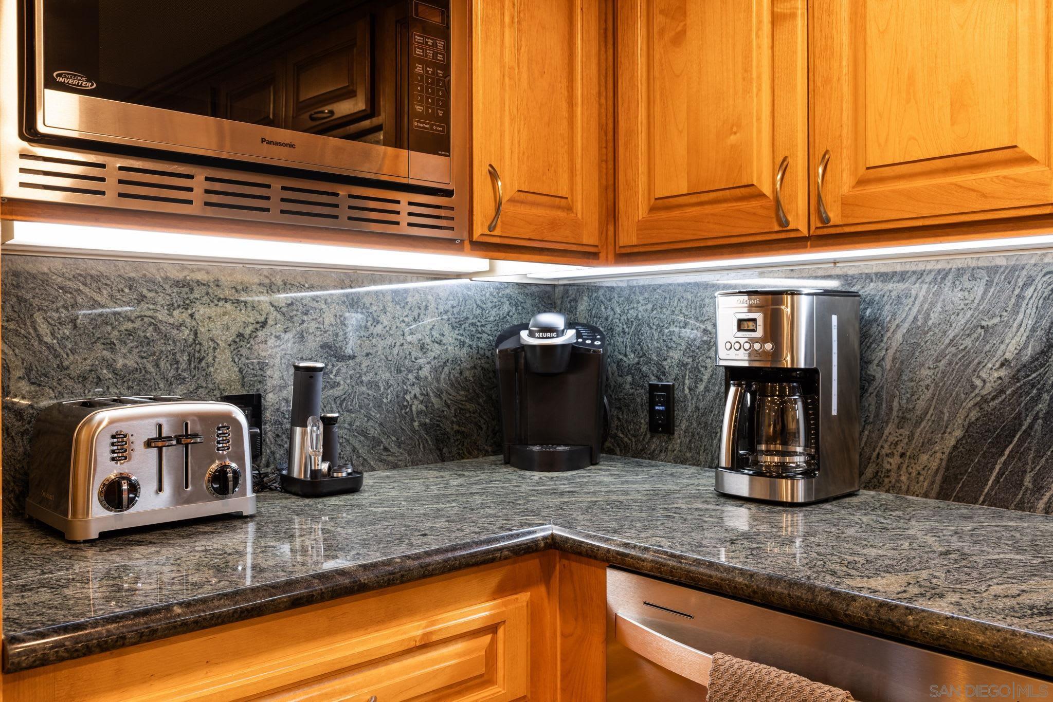 Detail Gallery Image 13 of 51 For 886  Felspar St, San Diego,  CA 92109 - 3 Beds | 2/1 Baths