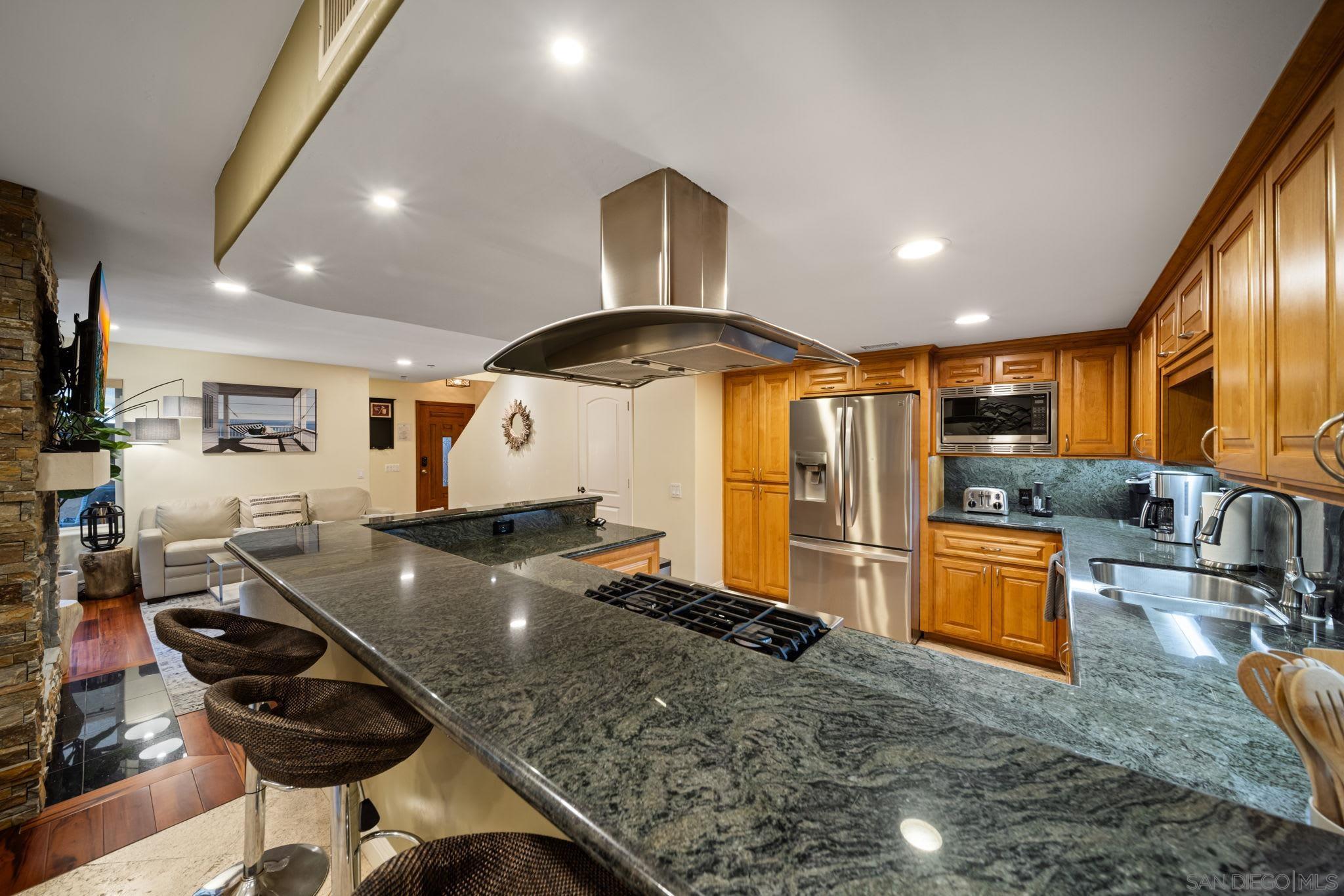 Detail Gallery Image 17 of 51 For 886  Felspar St, San Diego,  CA 92109 - 3 Beds | 2/1 Baths