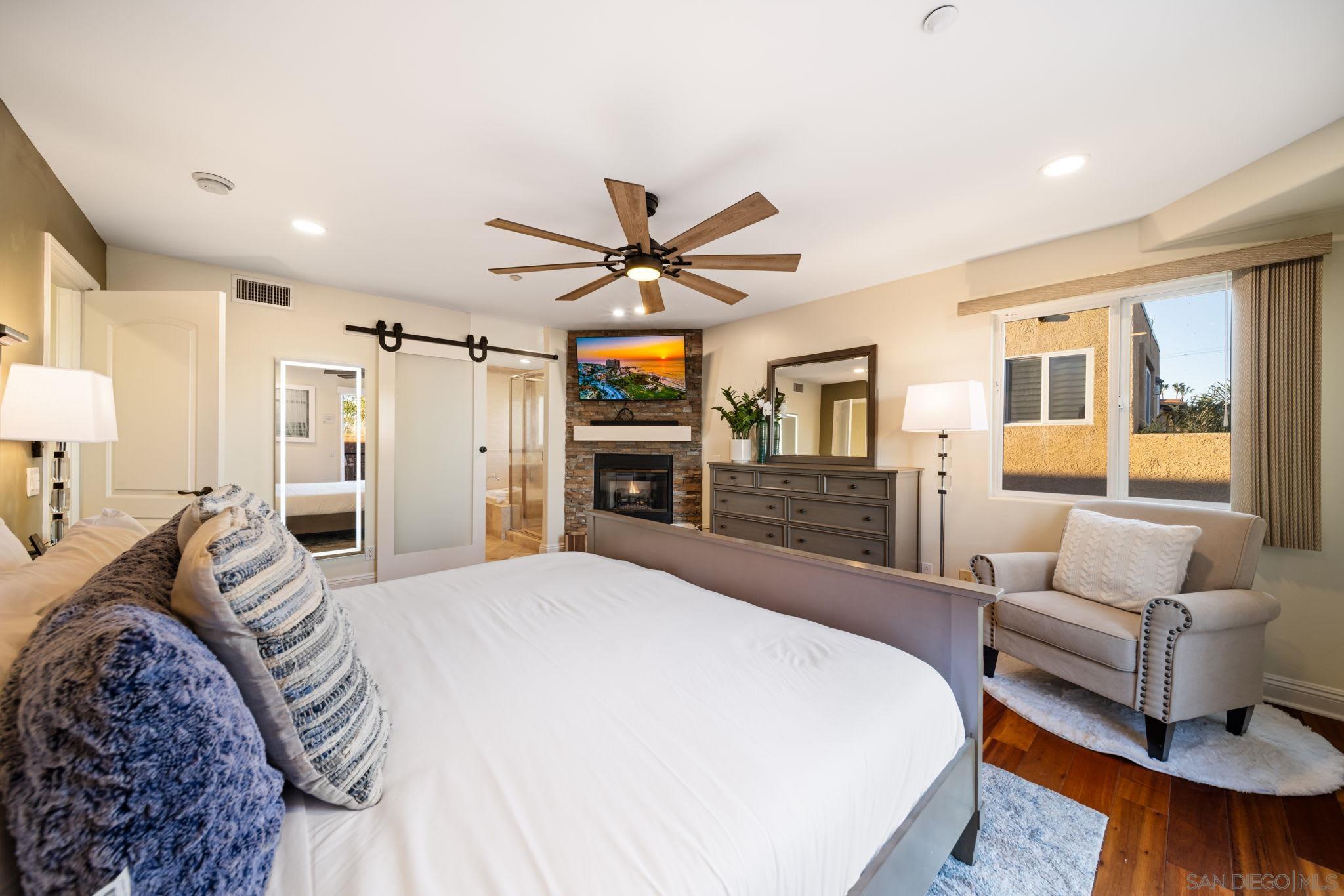 Detail Gallery Image 5 of 51 For 886  Felspar St, San Diego,  CA 92109 - 3 Beds | 2/1 Baths