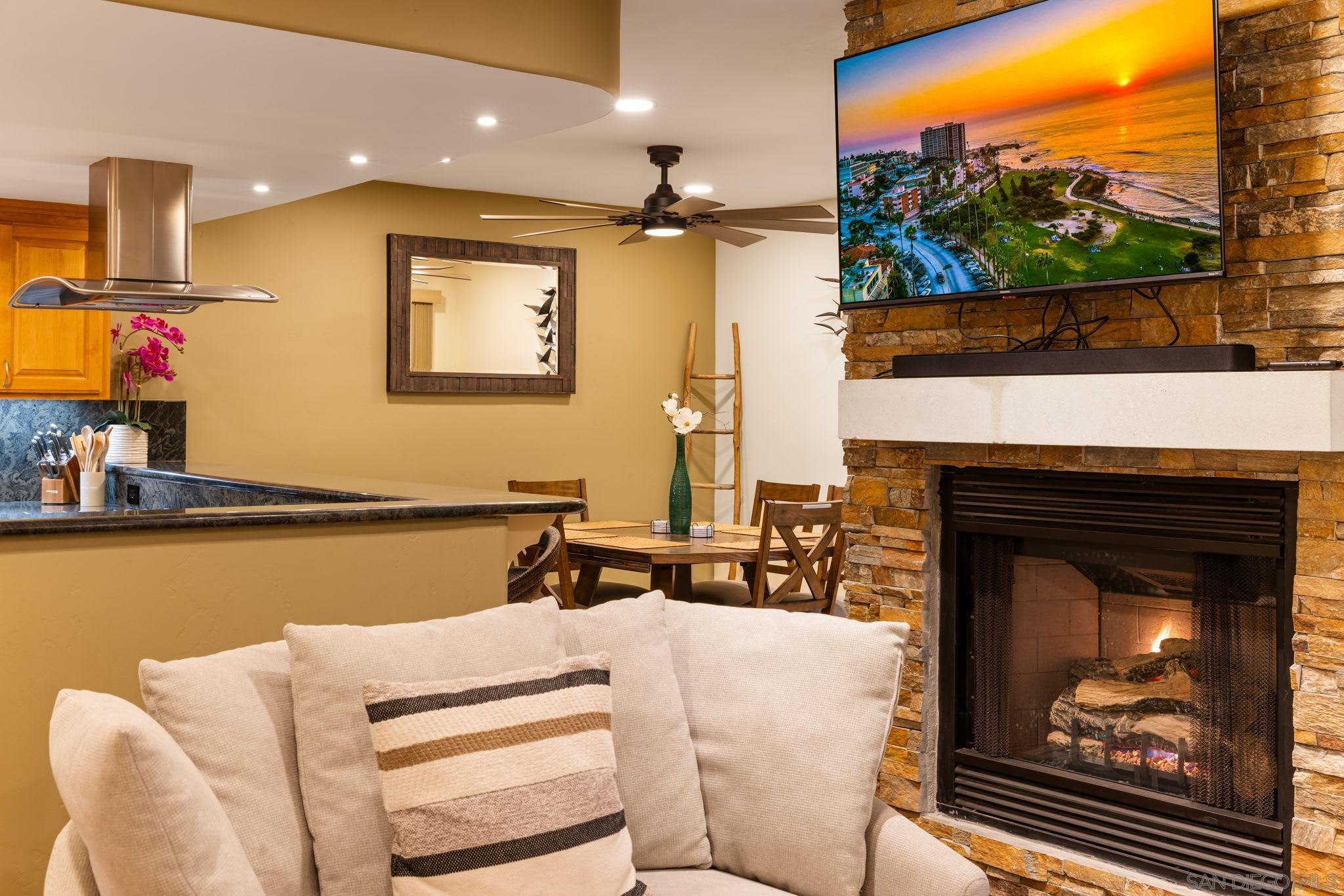 Detail Gallery Image 6 of 51 For 886  Felspar St, San Diego,  CA 92109 - 3 Beds | 2/1 Baths