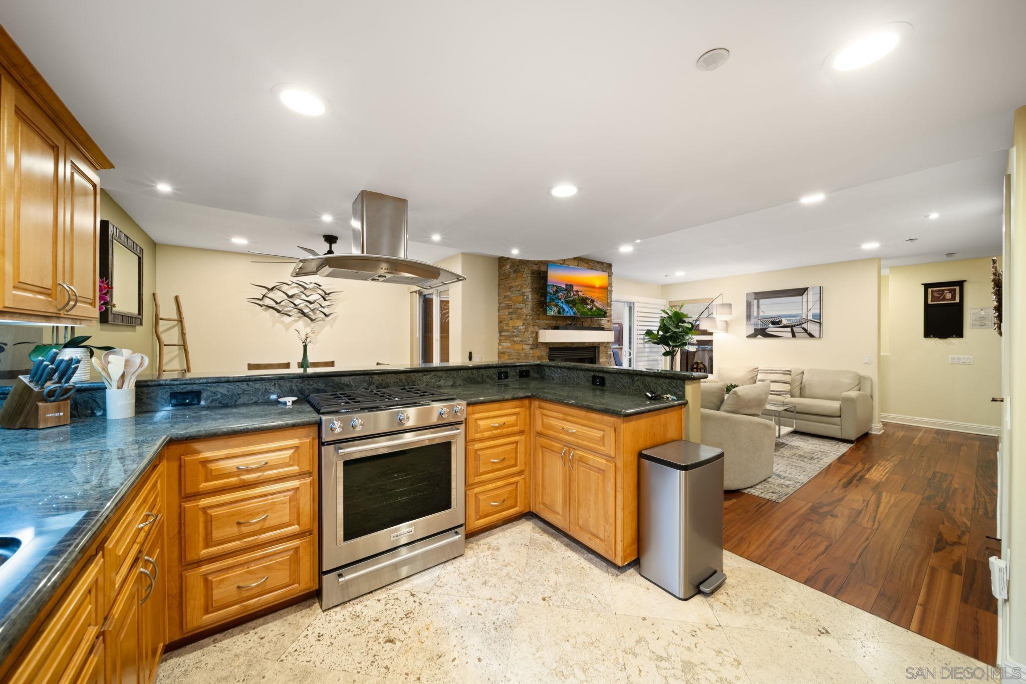 Detail Gallery Image 10 of 51 For 886  Felspar St, San Diego,  CA 92109 - 3 Beds | 2/1 Baths